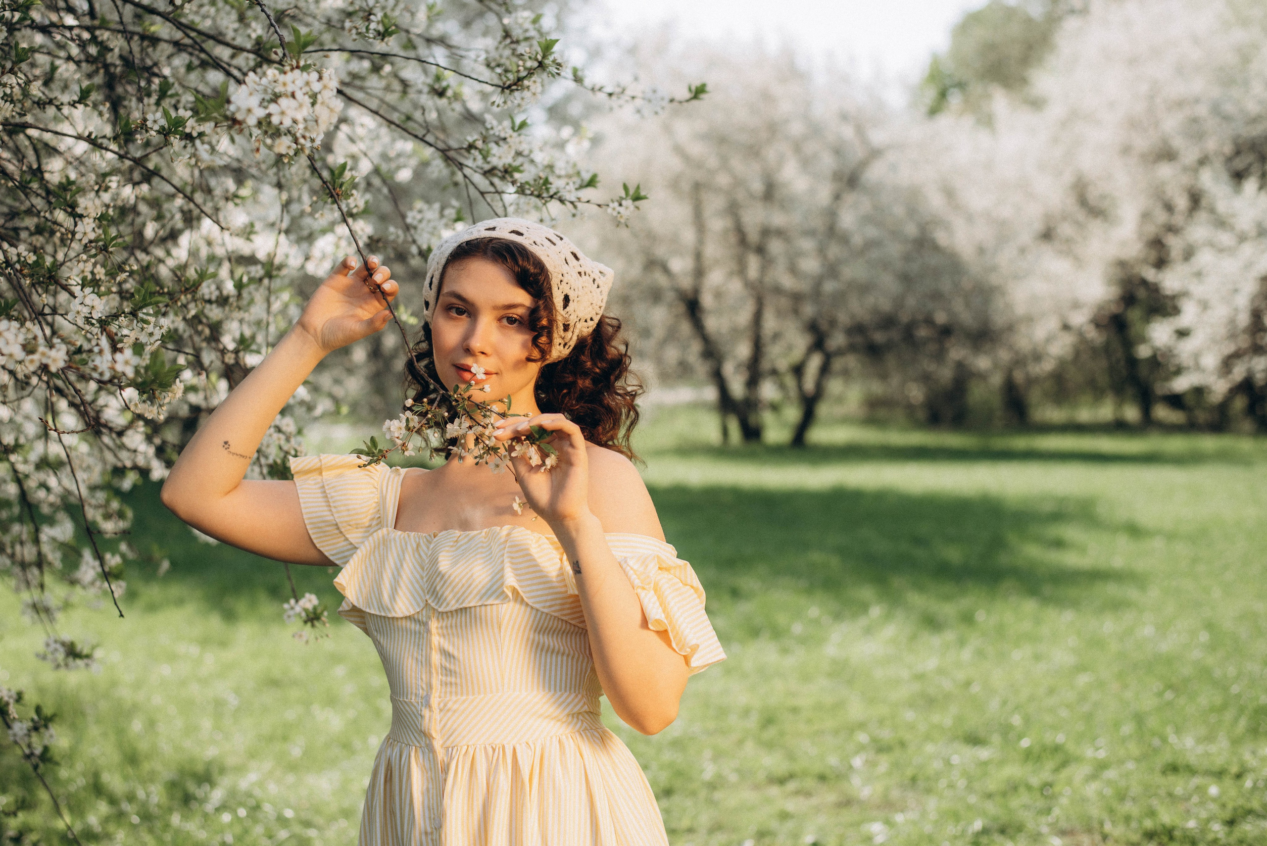 Прогулочная фотосессия для девушки в цветении. Семейный фотограф в Железнодорожном Масаева Елена