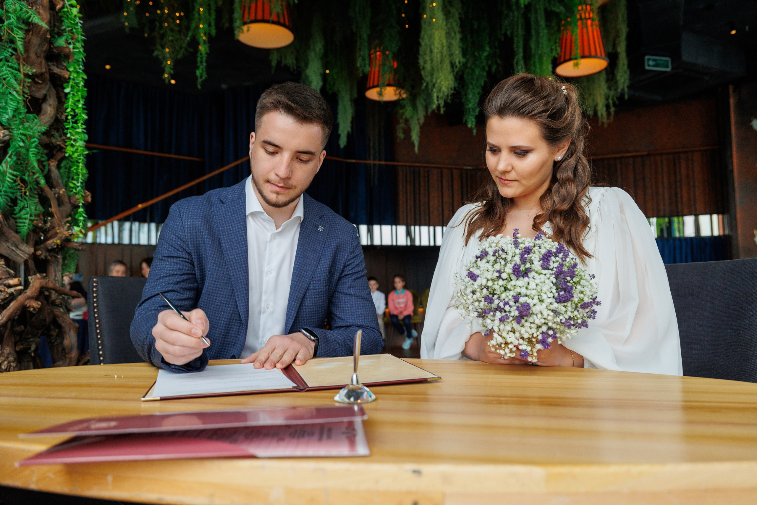 Фотограф на регистрацию в ЗАГС Москва Сити Birds Башня ОКО. Примеры фото, отзывы молодоженов и заявка на регистрацию через официальный сайт.