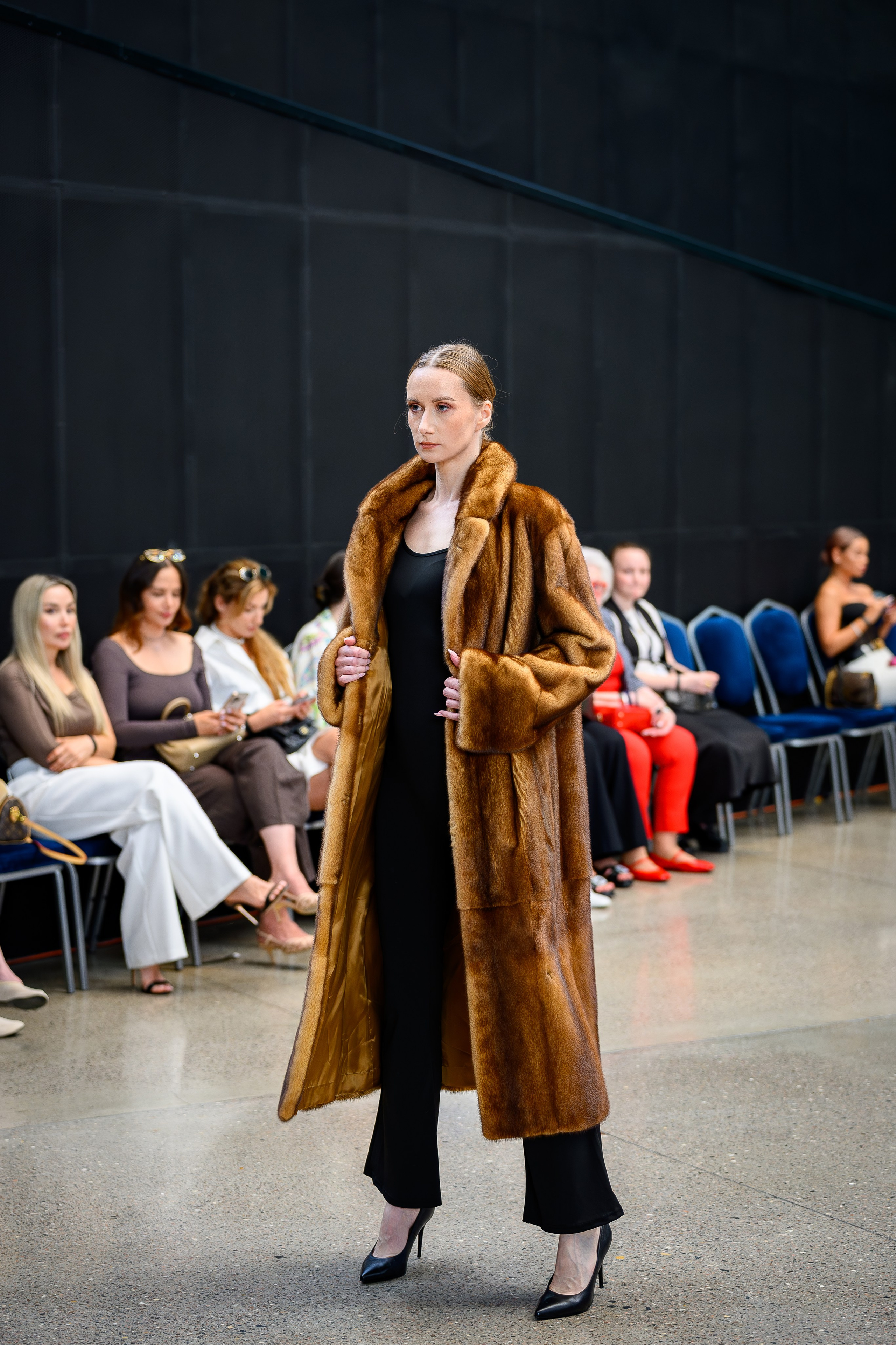 Репортажная фотосъемка Дефиле / Показ мод в Москве. Интерьерный & Репортажный фотограф Озеров Денис, г. Москва