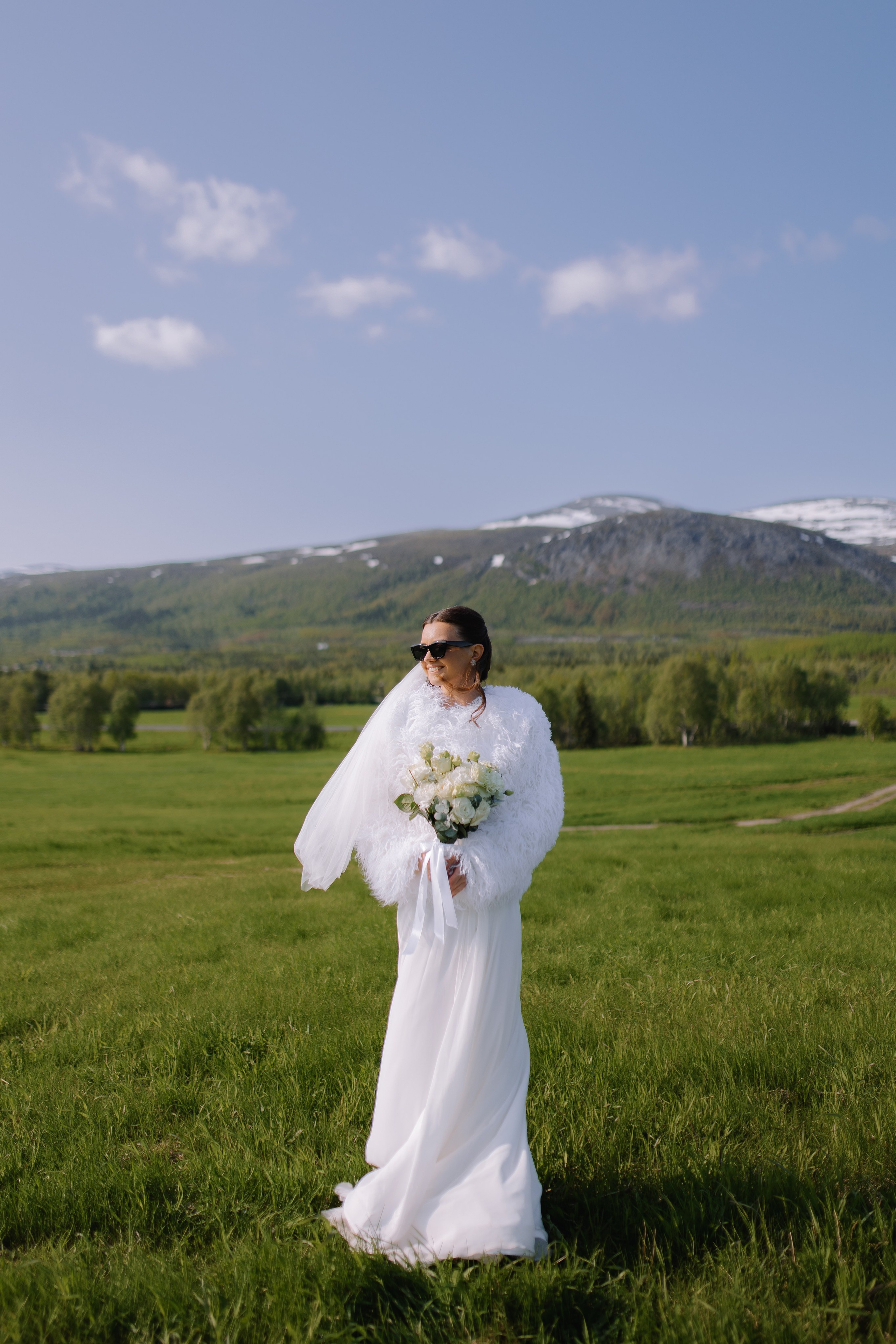 Настроенный профессиональный фотограф снимает красивую свадьбу в волшебных Хибинах.