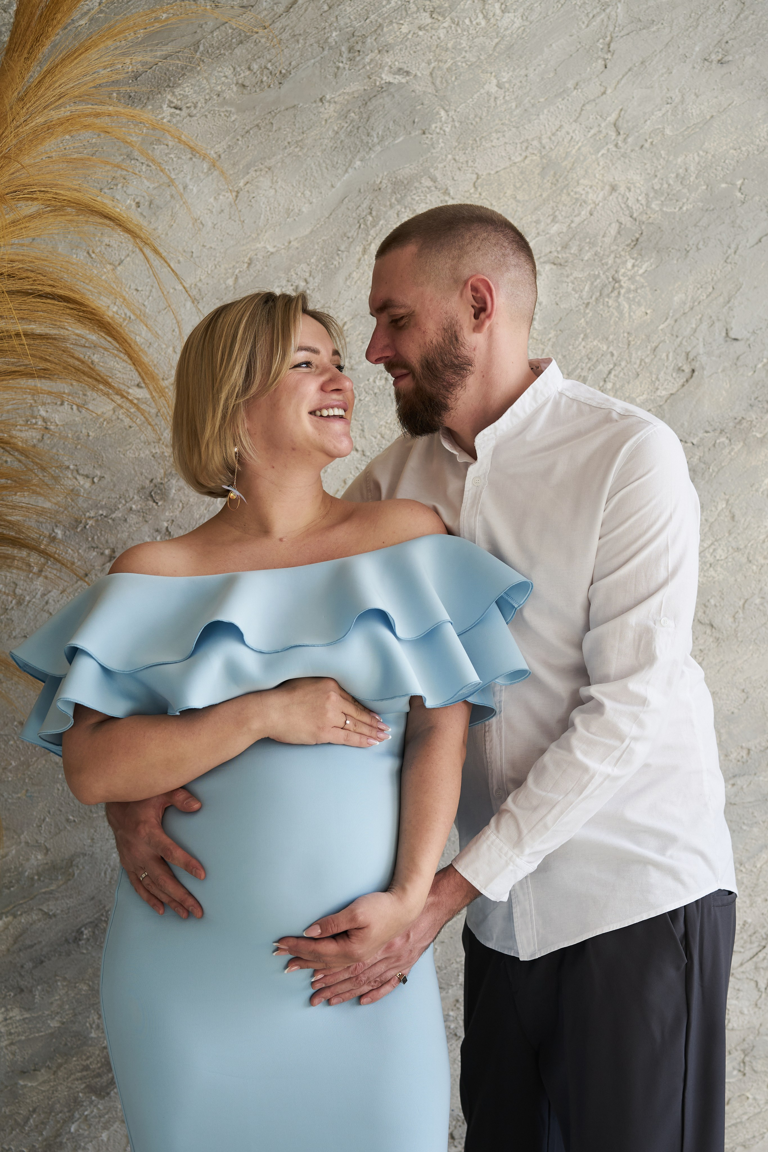 Беременность съемка пары в студии. Фотограф Екатеринбург Кокшарова Александра