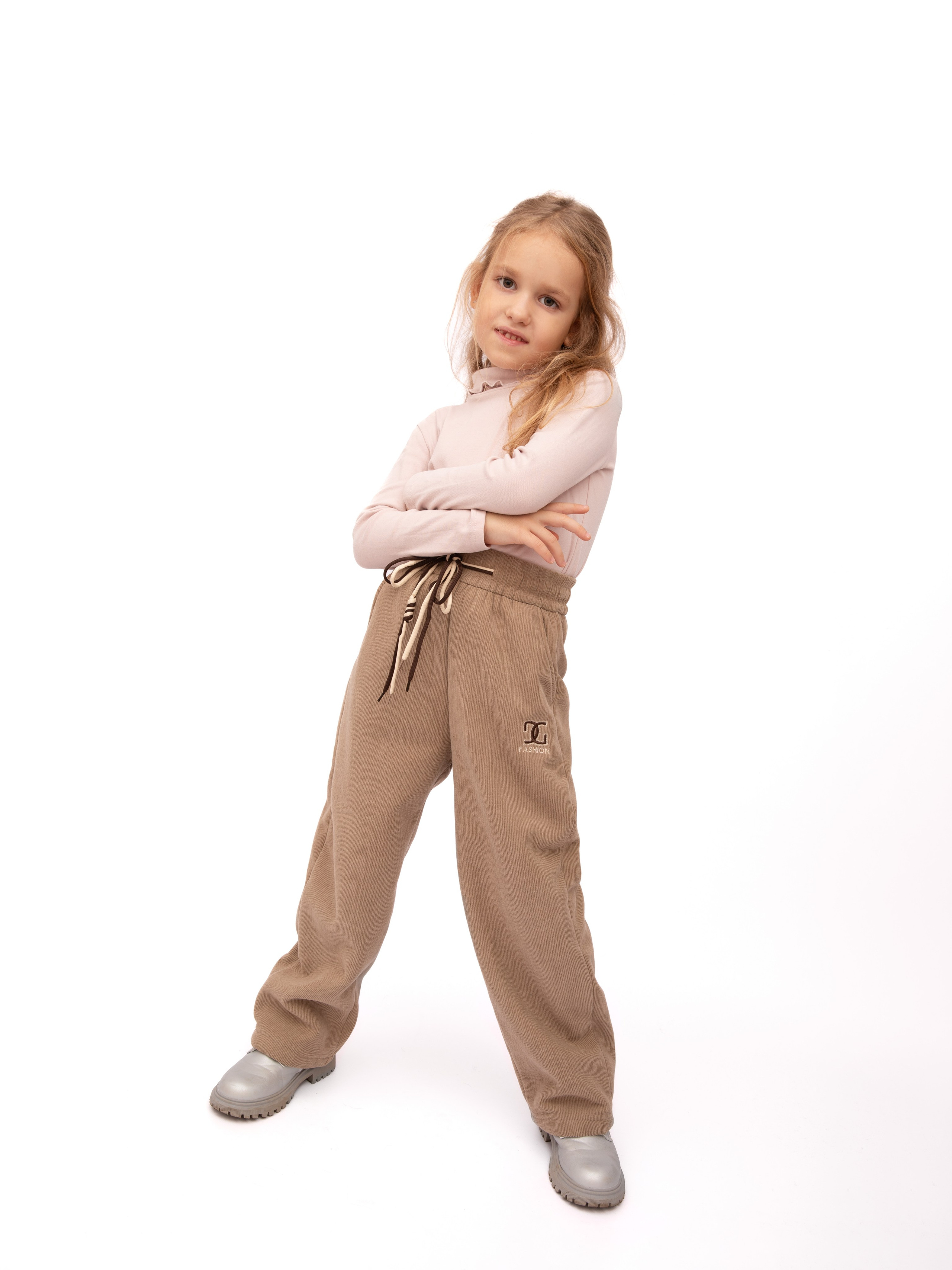 Детские брюки. Фотостудия предметной и модельной съёмки для маркетплейсов