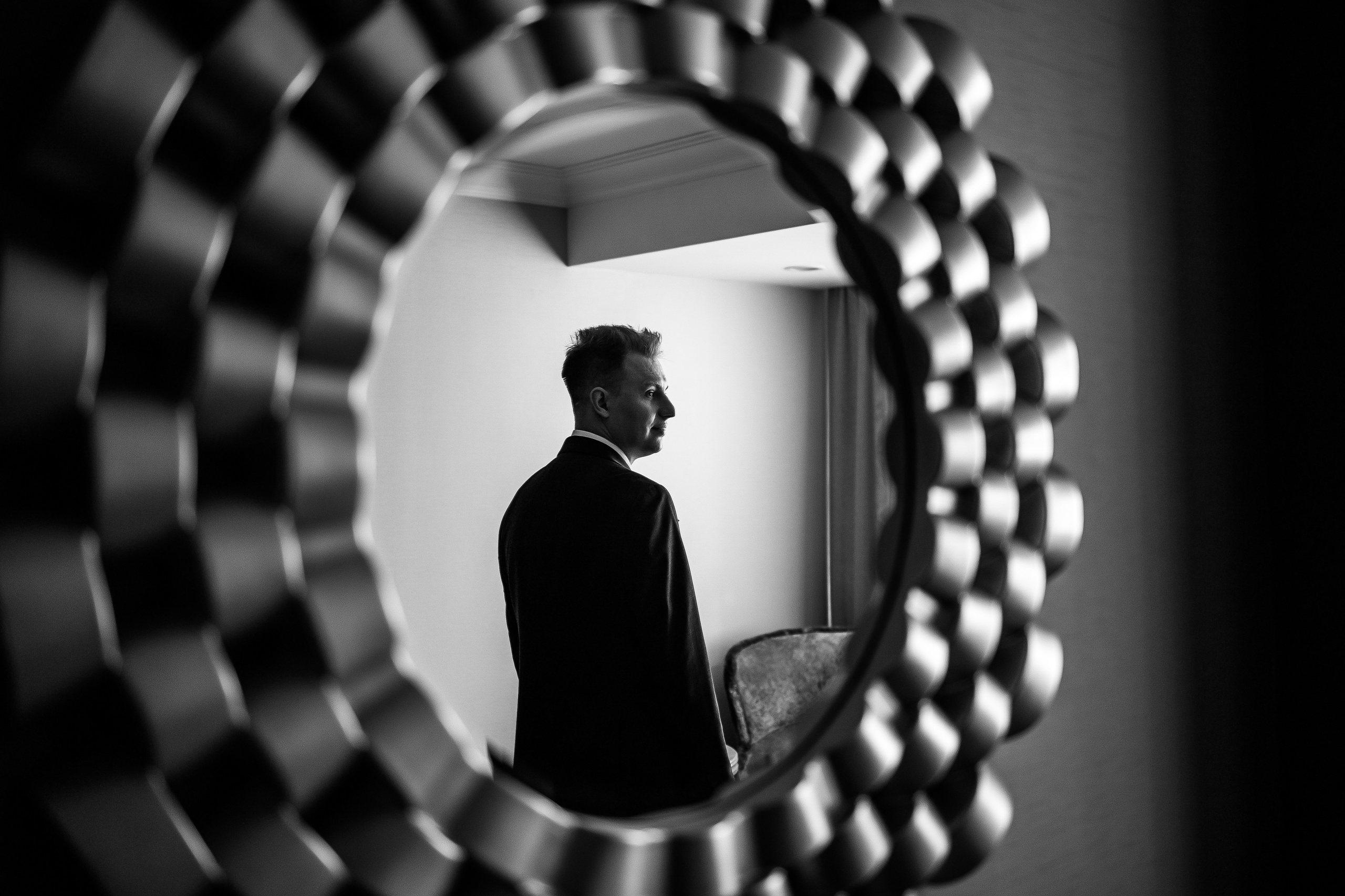 Жених ждет невесту в отеле