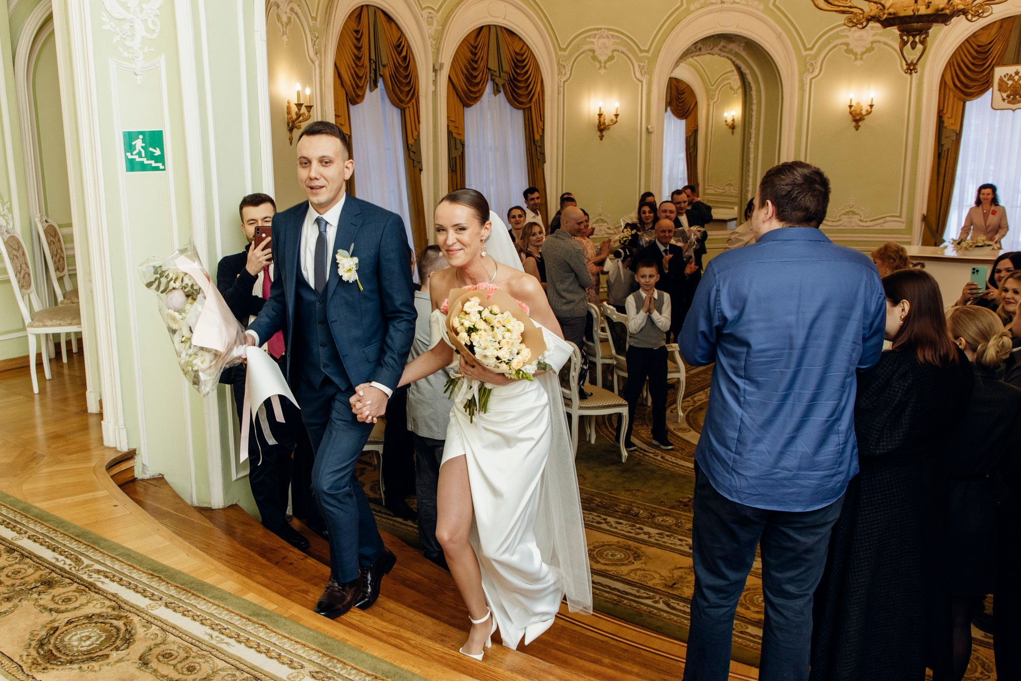 где купить свадебный букет, какой подарок подарить на свадьбу, свадебное платье где купить спб, свадебный салон, актуальные свадебные платья 2025, костюм для жениха, какой ресторан выбрать спб, отель для свадьбы