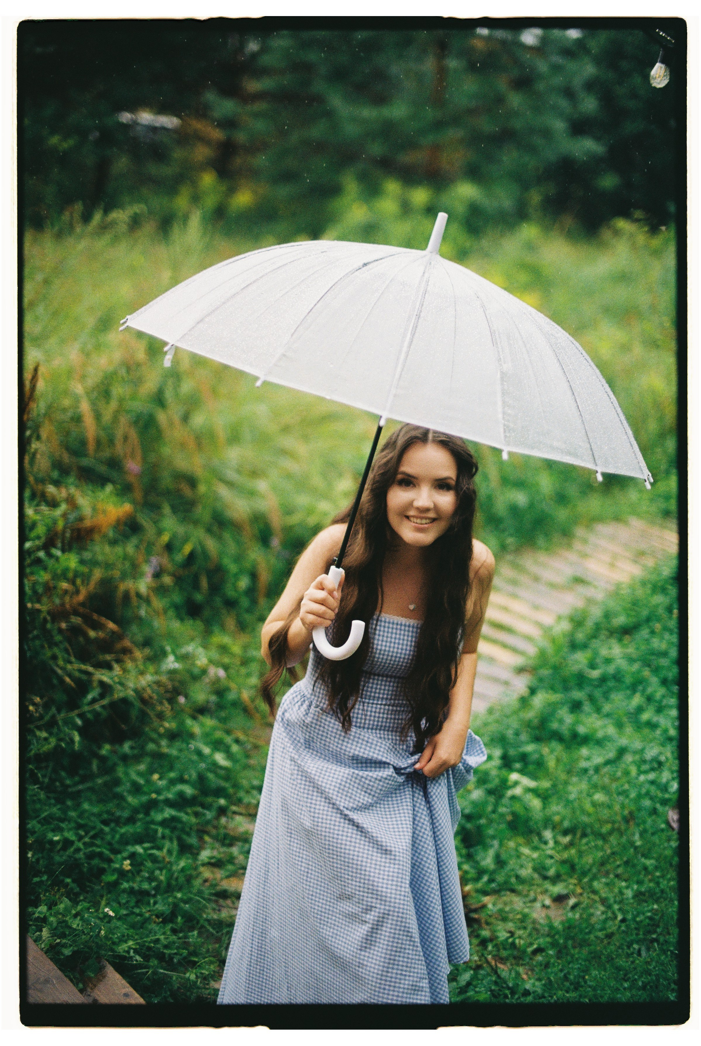 Зеленая тропа, уютная свадьба под дождем. Афина Ефимова. Свадебный фотограф Москва