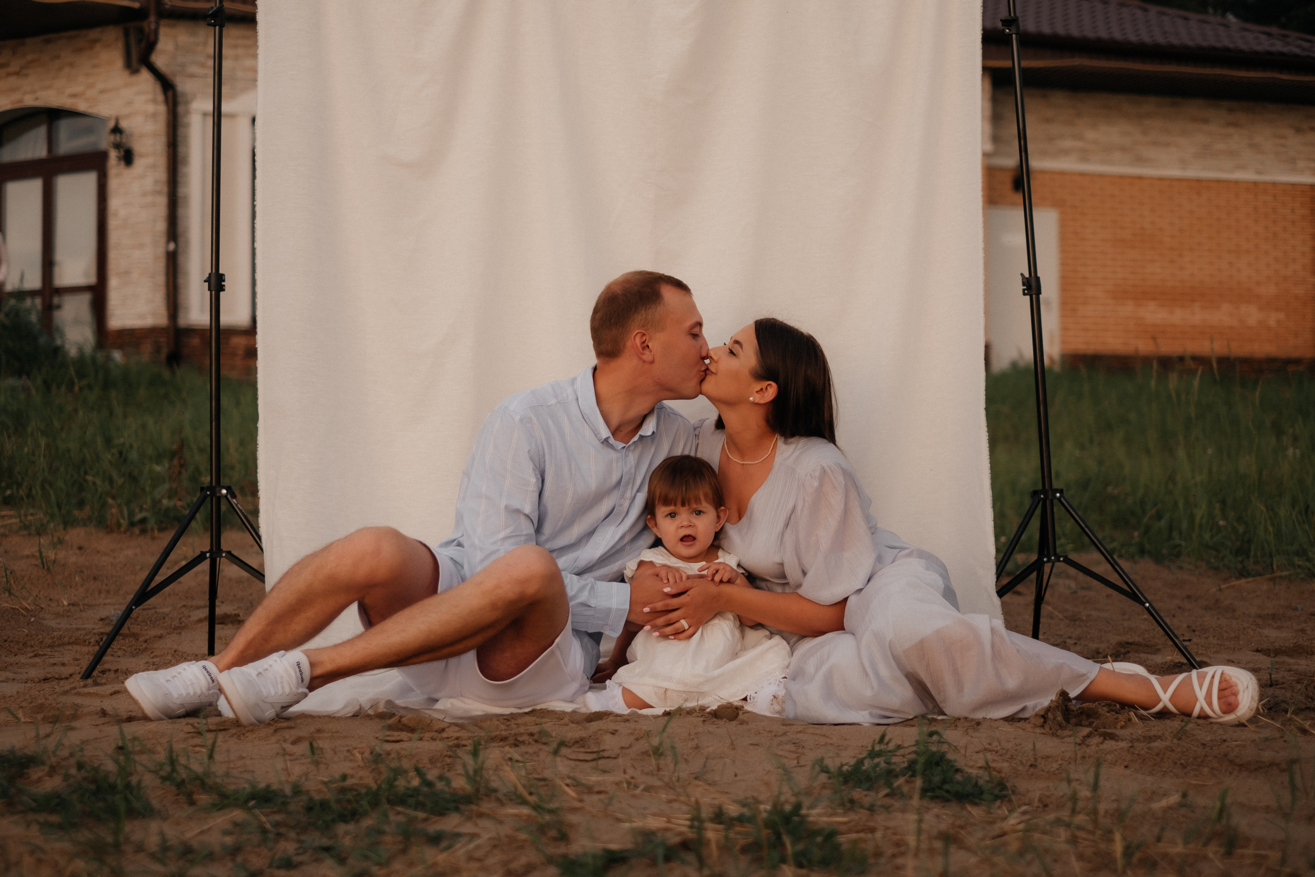 Алина, Ярослав и Тая на берегу. Фотограф в Новосибирске Диана Ильиных