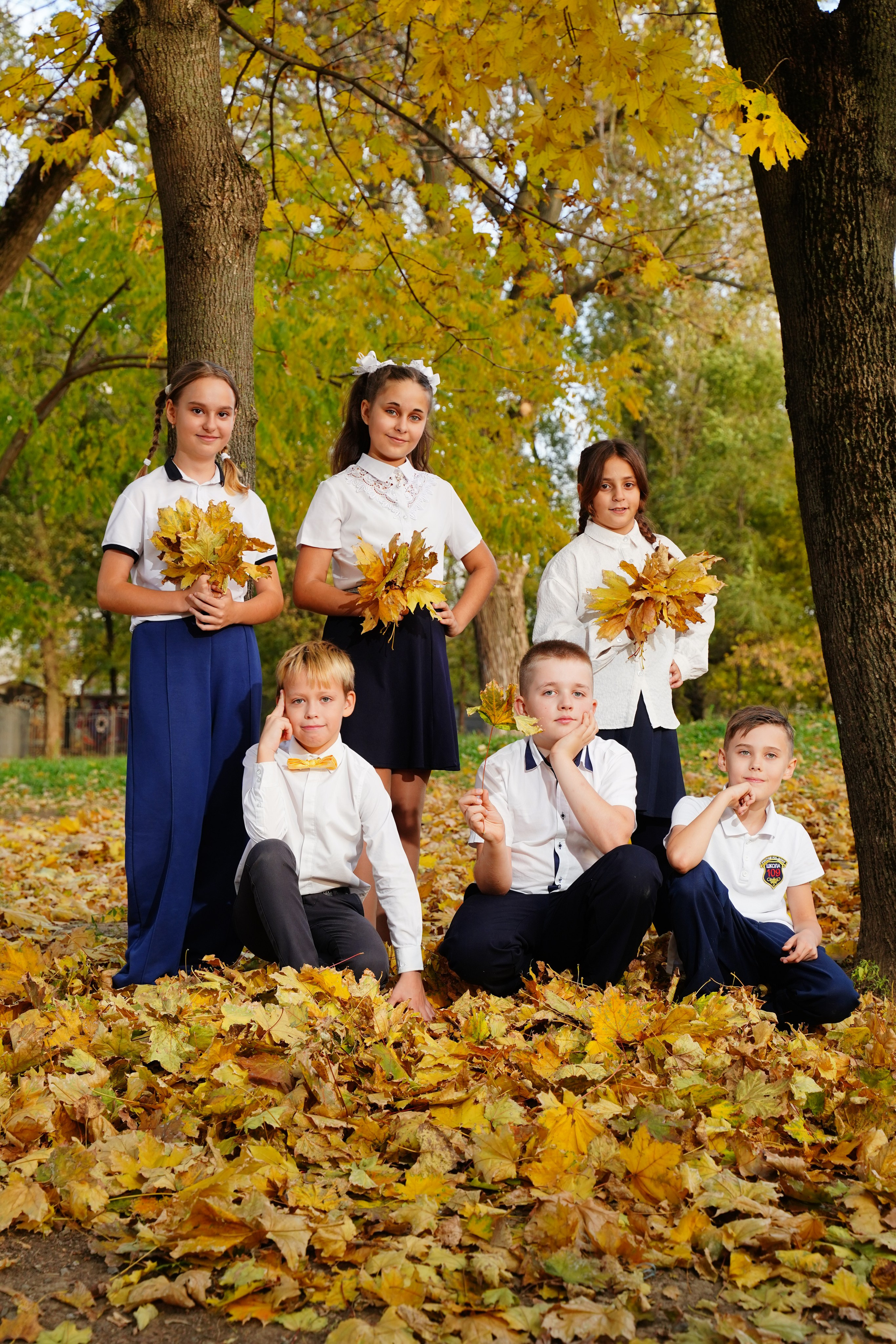 в школьном дворе