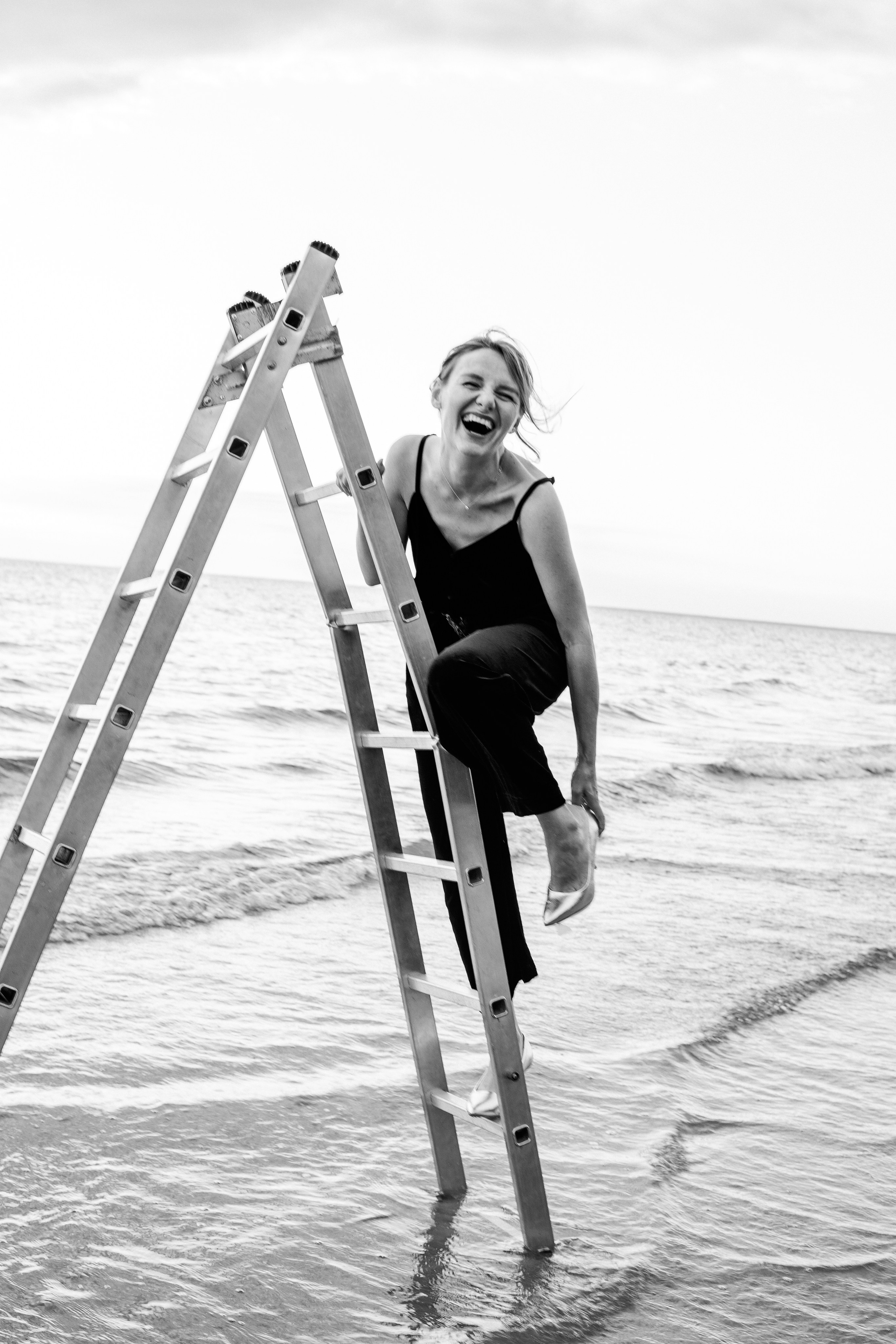 Отбираю лучшие снимки, выполняю авторскую ретушь и цветокоррекцию каждой фотографии.    