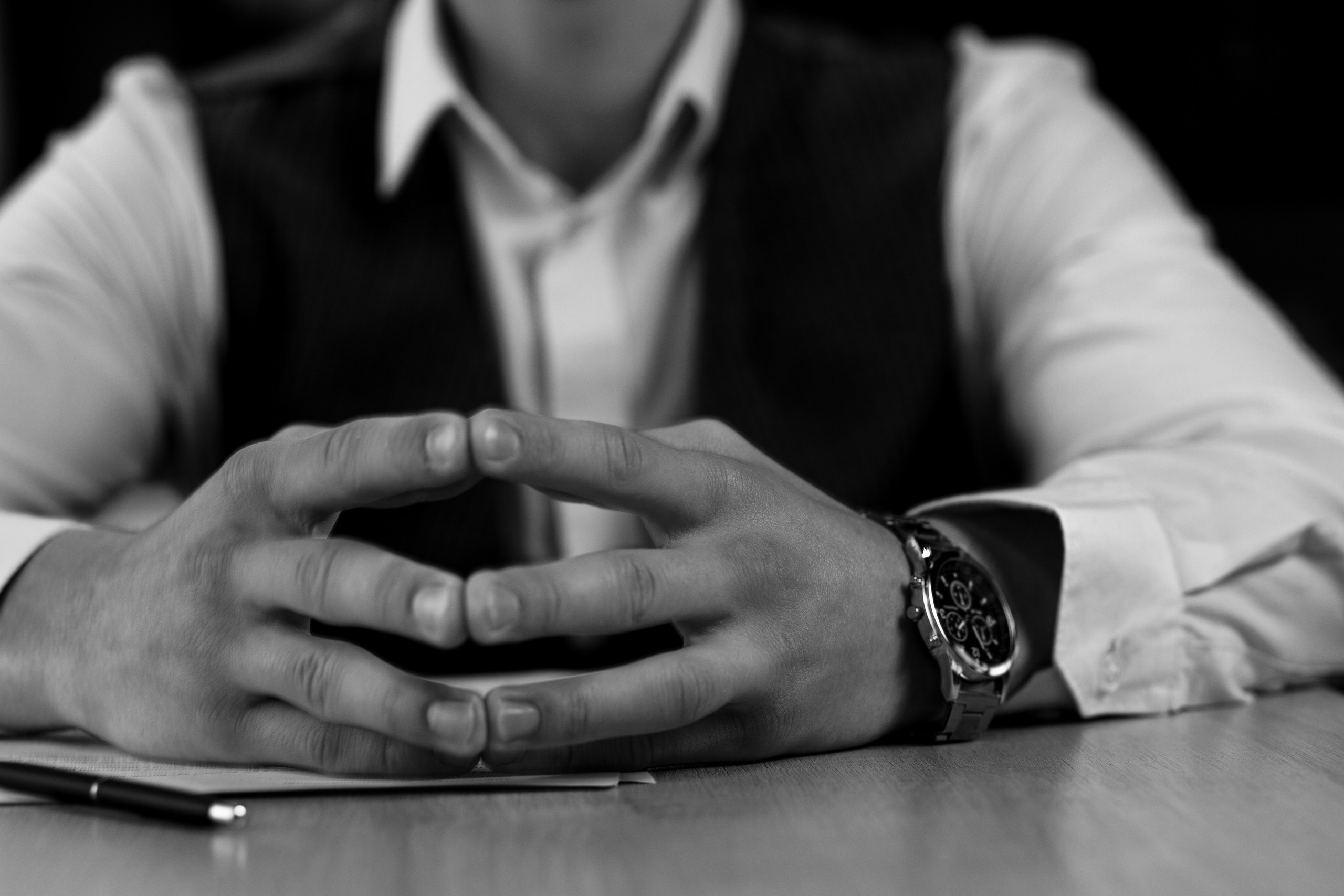 Кисти рук мужчины крупным планом с наручными часами