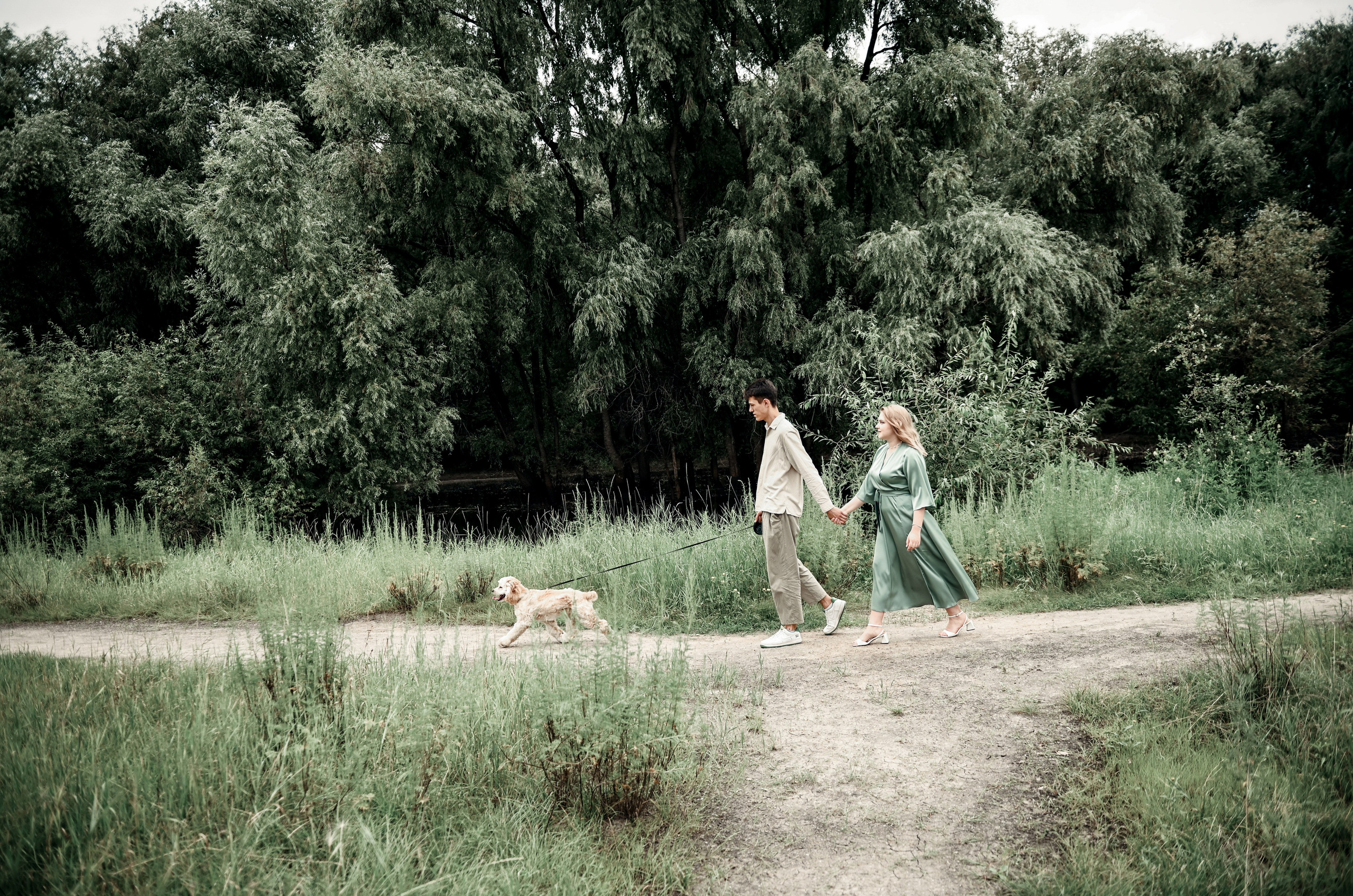 Love story прогулка вместе с песиком))). Свадебный, семейный, детский, контент фотограф в Омске Максим Ильин