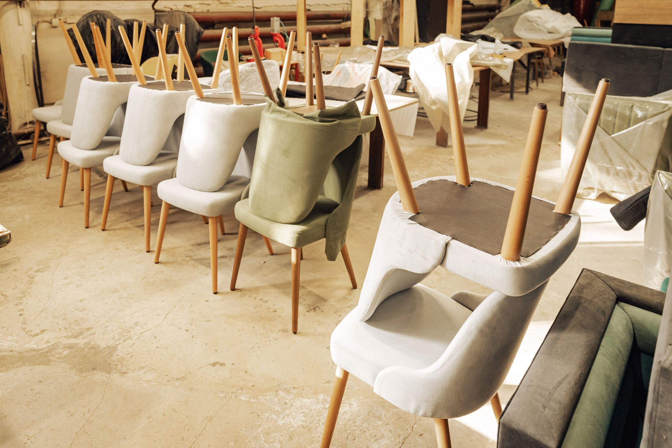 Финишный этап обтяжки мебели