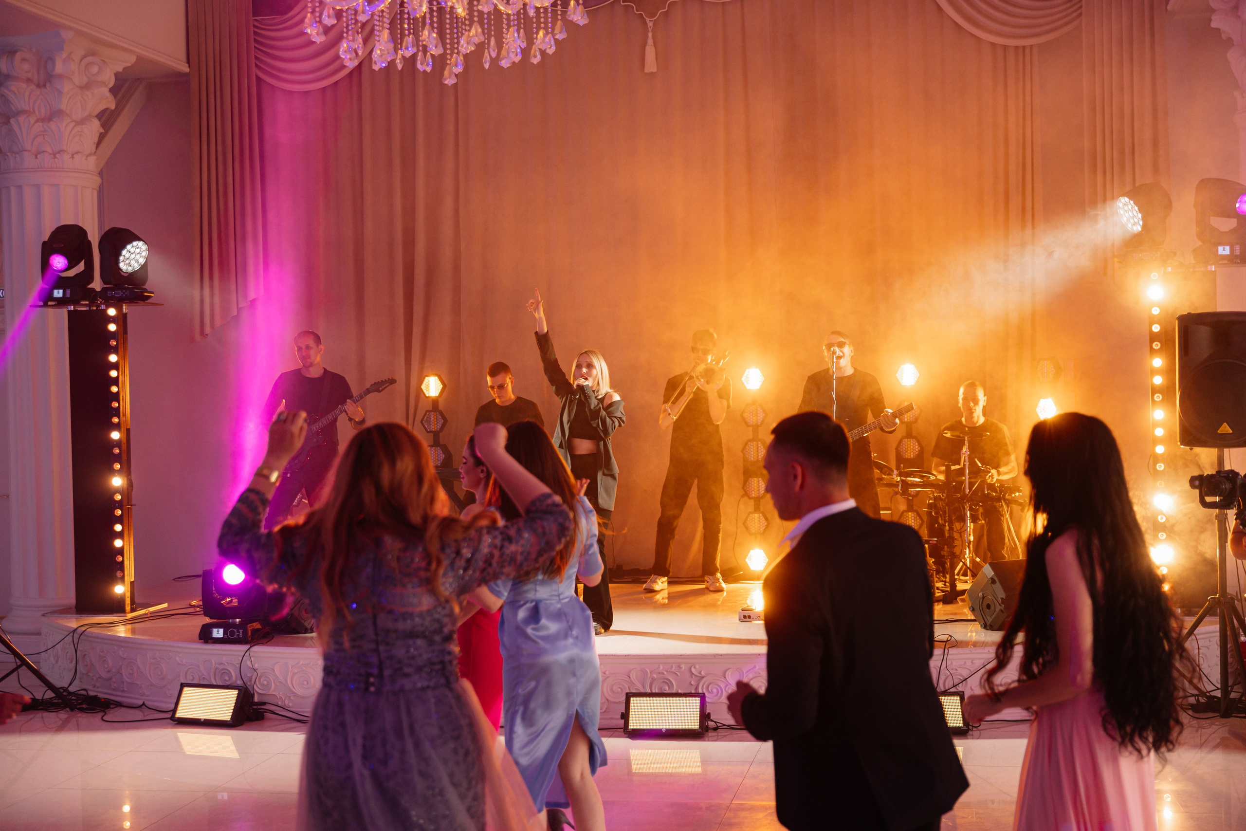 Банкет в Даймонд. Свет на свадьбу Нижний Новгород Friends Rent