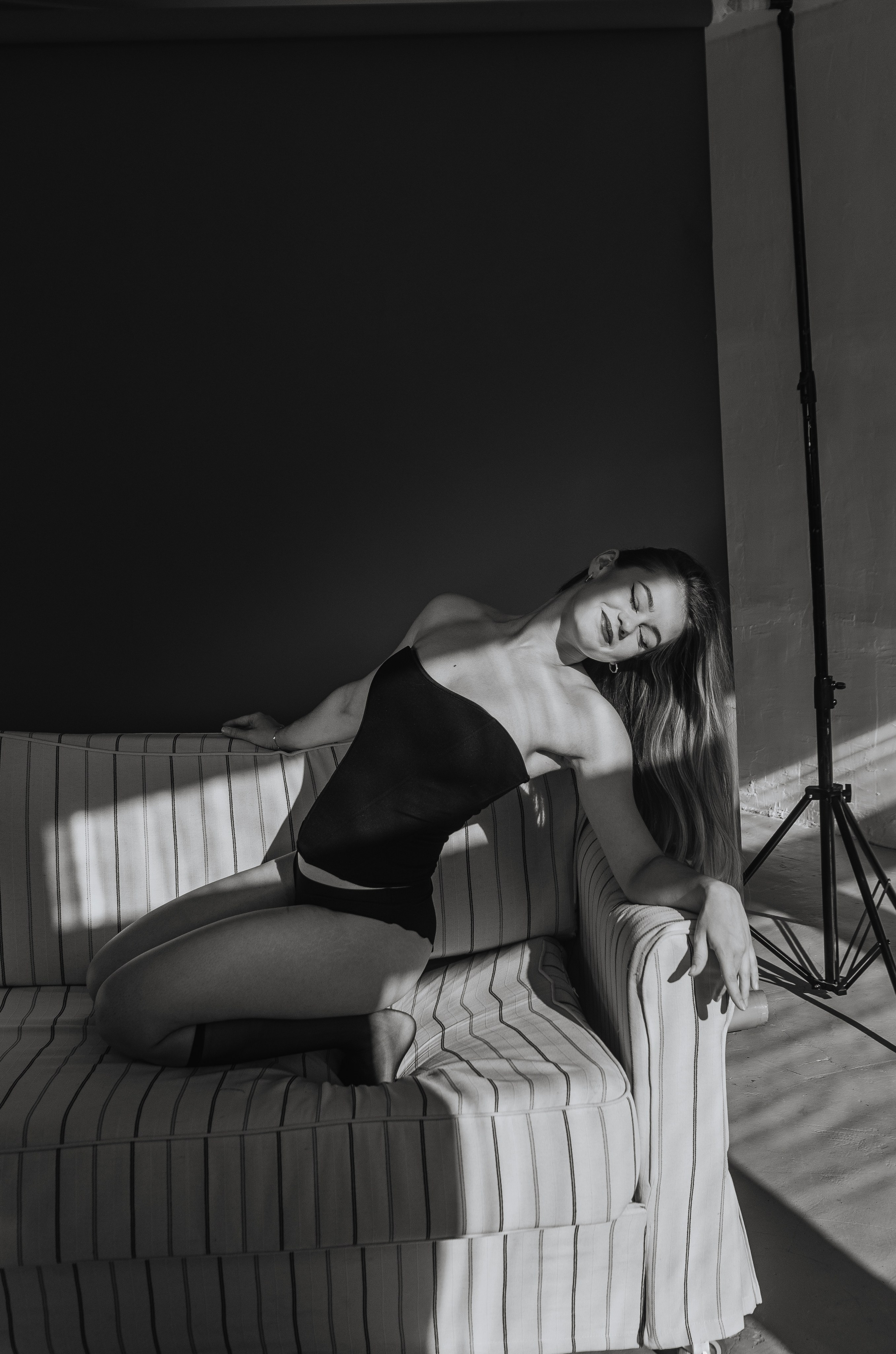 Женская фотосессия в стиле минимализм. Денисова Аля — фотограф для парных съемок и индивидуальных историй в Барнауле