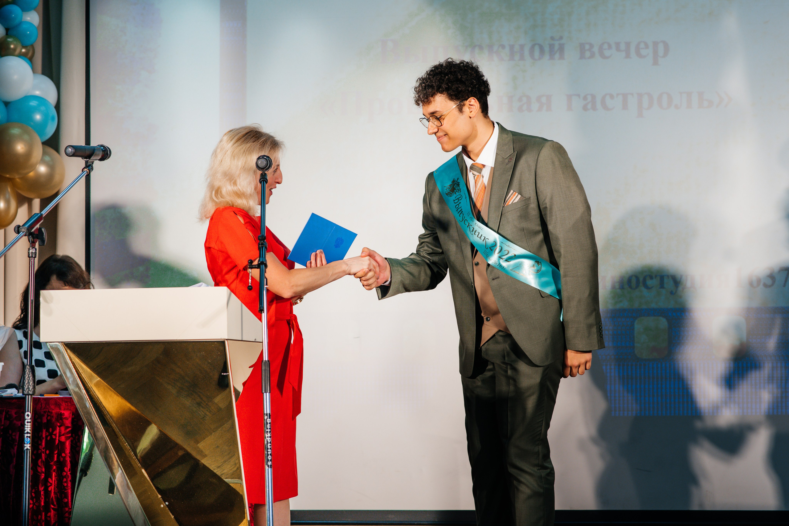 Вручение аттестатов. Выпускные альбомы в Подольске Москве и МО