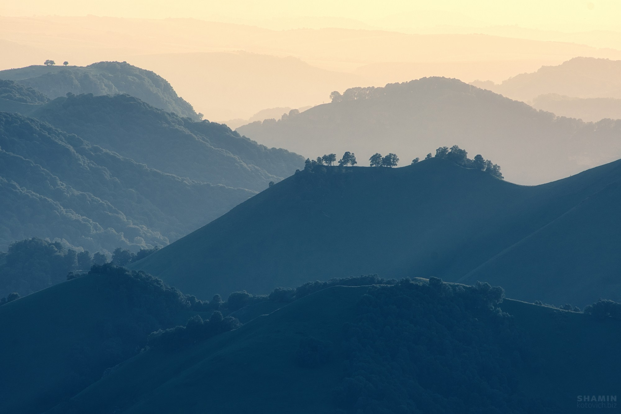 Фотографии горного Дагестана: величественные каньоны, изумрудные реки, древние башни и террасные склоны. Природа и архитектура республики в мягком свете рассветов и закатов, снятые с дрона и земли, передающие дух и масштаб Кавказа. Фотограф Константин Шамин