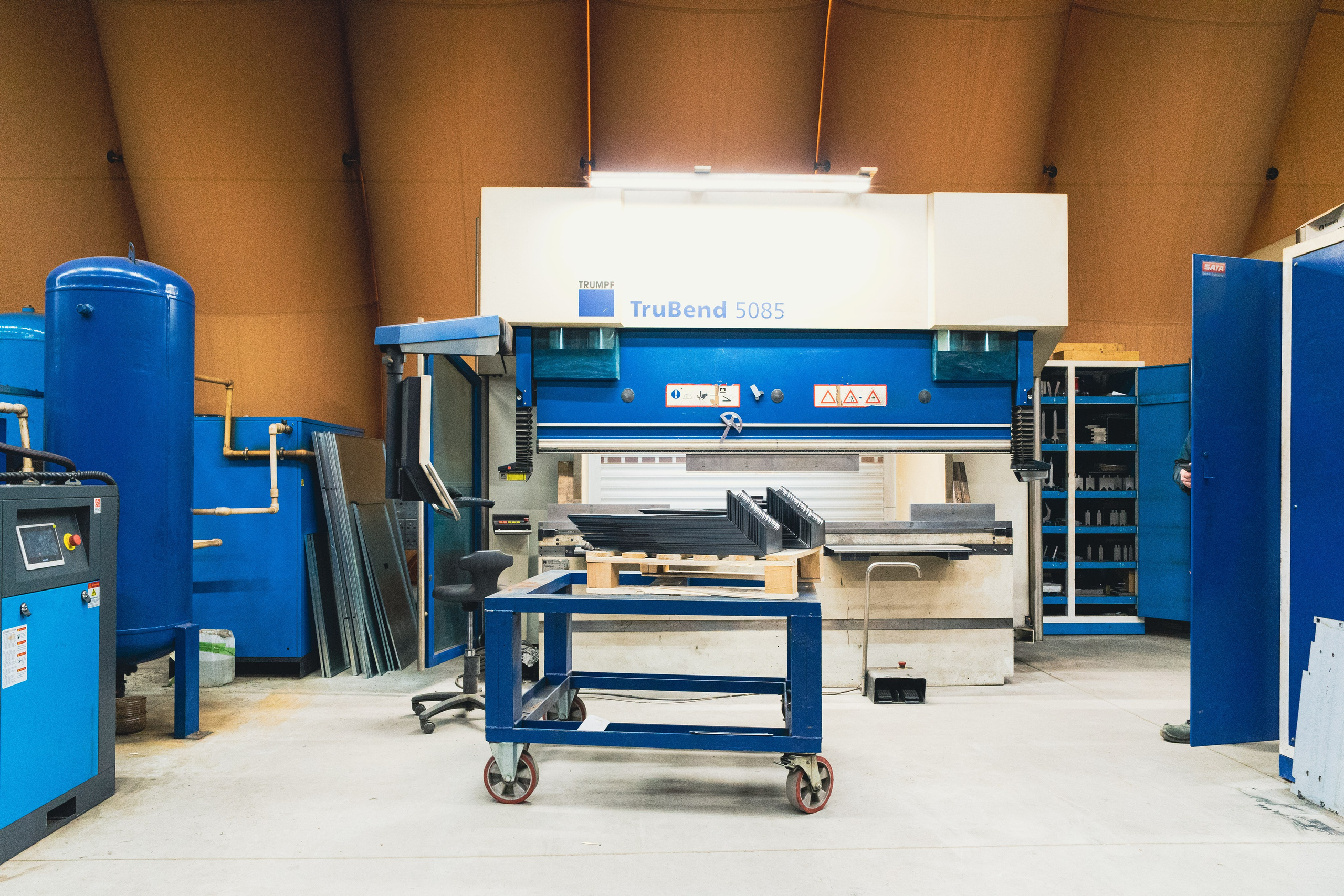 Рабочие цеха компании ПВК. Коммерческий Фотограф Виктор Фоменых