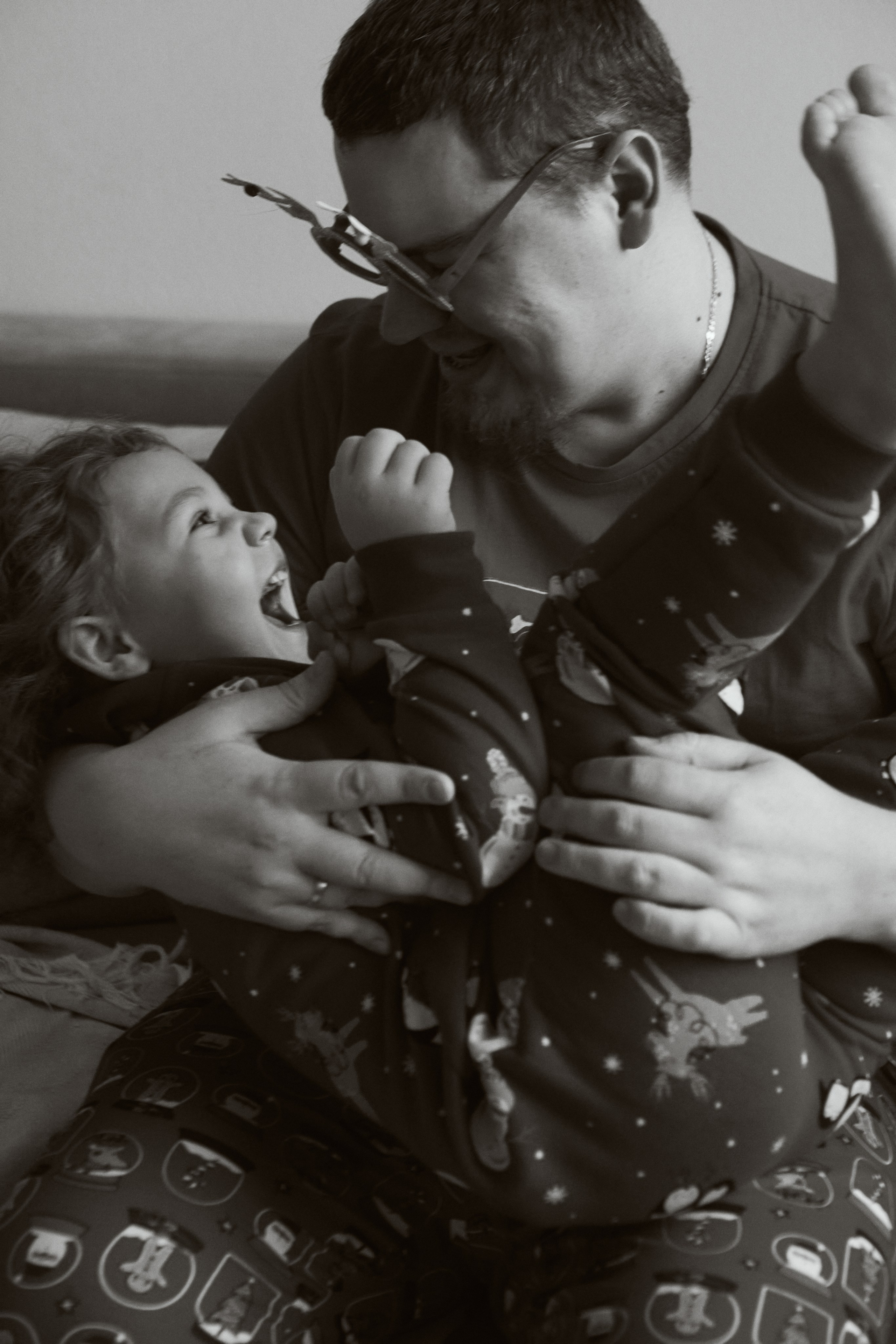 семейная фотосессия, фотограф Москва, фотограф в Москве, фотосессия с детьми, новогодняя фотосессия, фотосессия с дочкой, семейная фотосессия в студии, фотосессия на день рожденья, семейный фотограф, фотосессия в подарок, часовая фотосессия, идеи для семейной фотосессии, позы для семейной фотосессии, фотосессия для папы и дочки, образ для семейной фотосессии, стилизация семейной фотосессии, семейная фотосессия в студии, фотосессия в студии с детьми, фотосессия папы и дочки