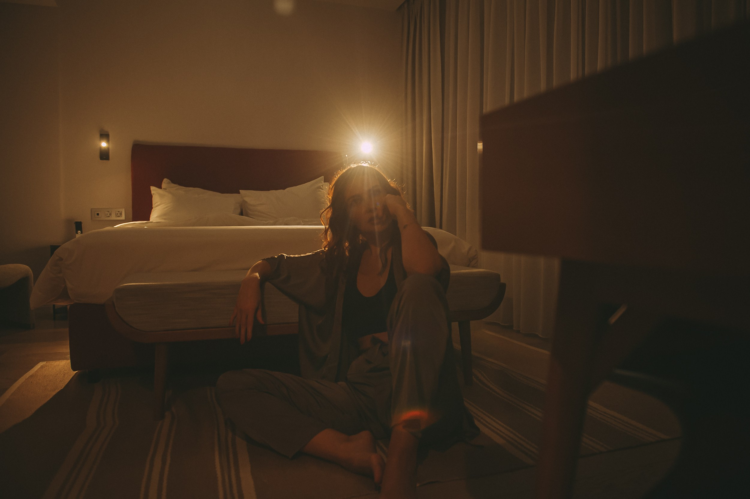 девушка сидит у кровати в спальне