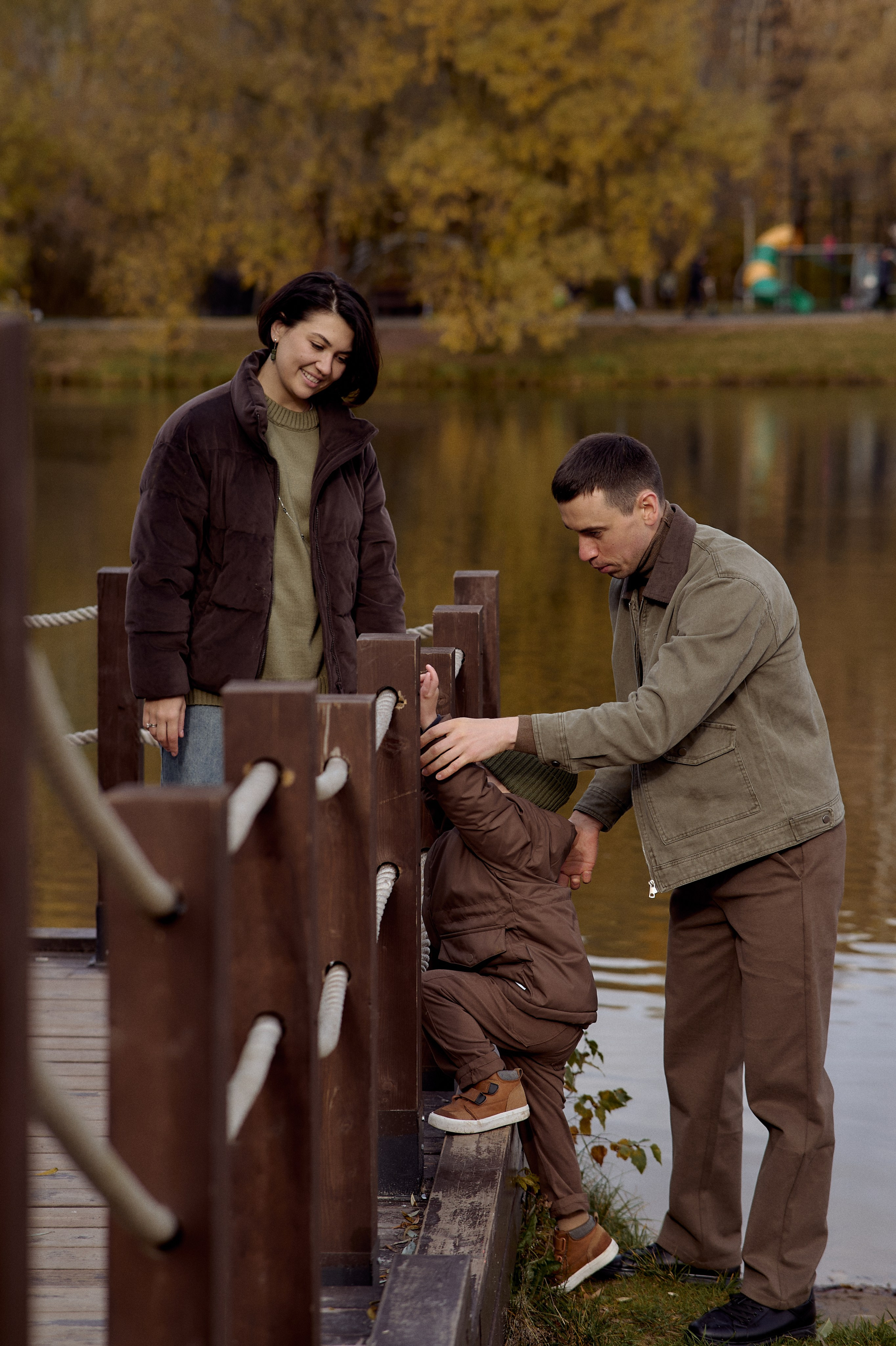 Вова, Юля и Максим в осеннем парке. Семейный и свадебный lifestyle-фотограф в Москве Мария Петрова