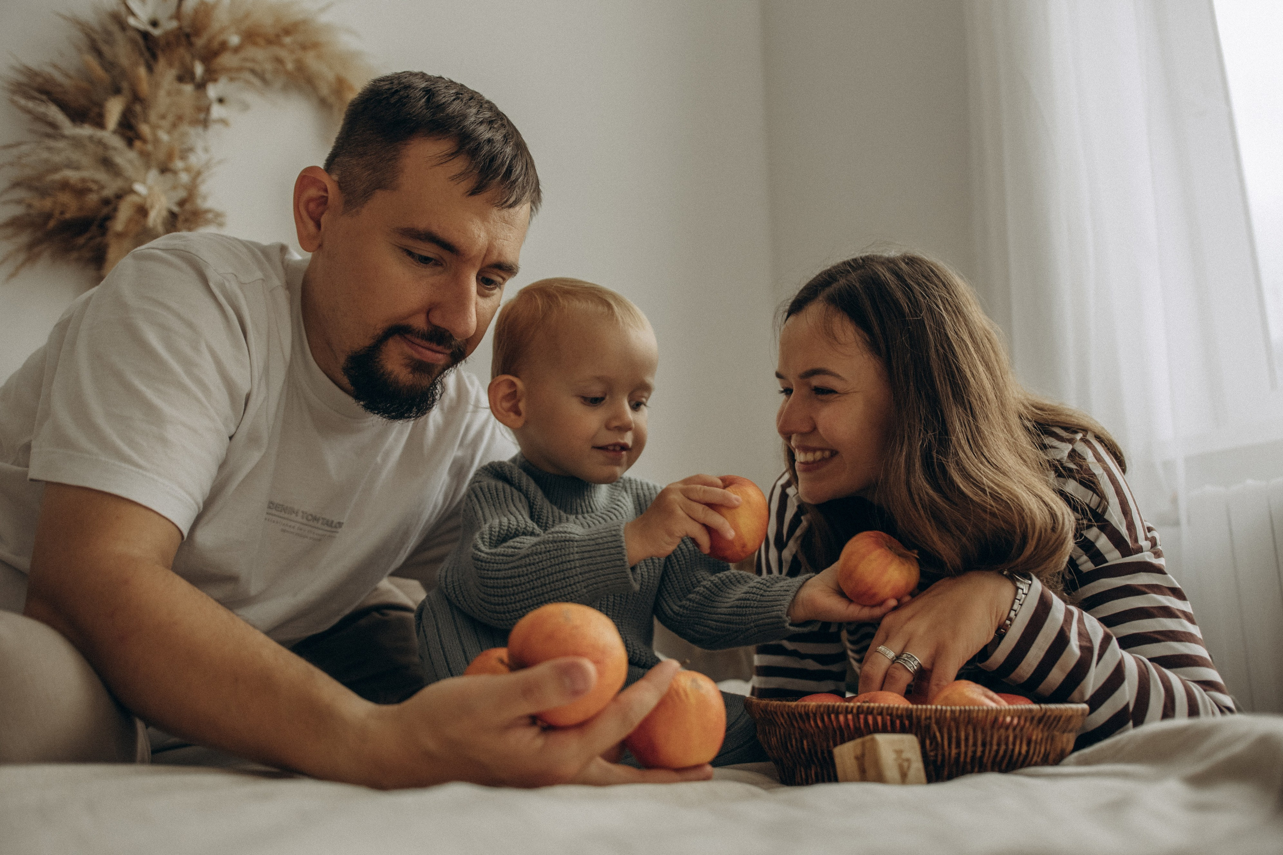 Ярослав и яблоки. Гаврилова Настя семейный фотограф lifestyle в Москве
