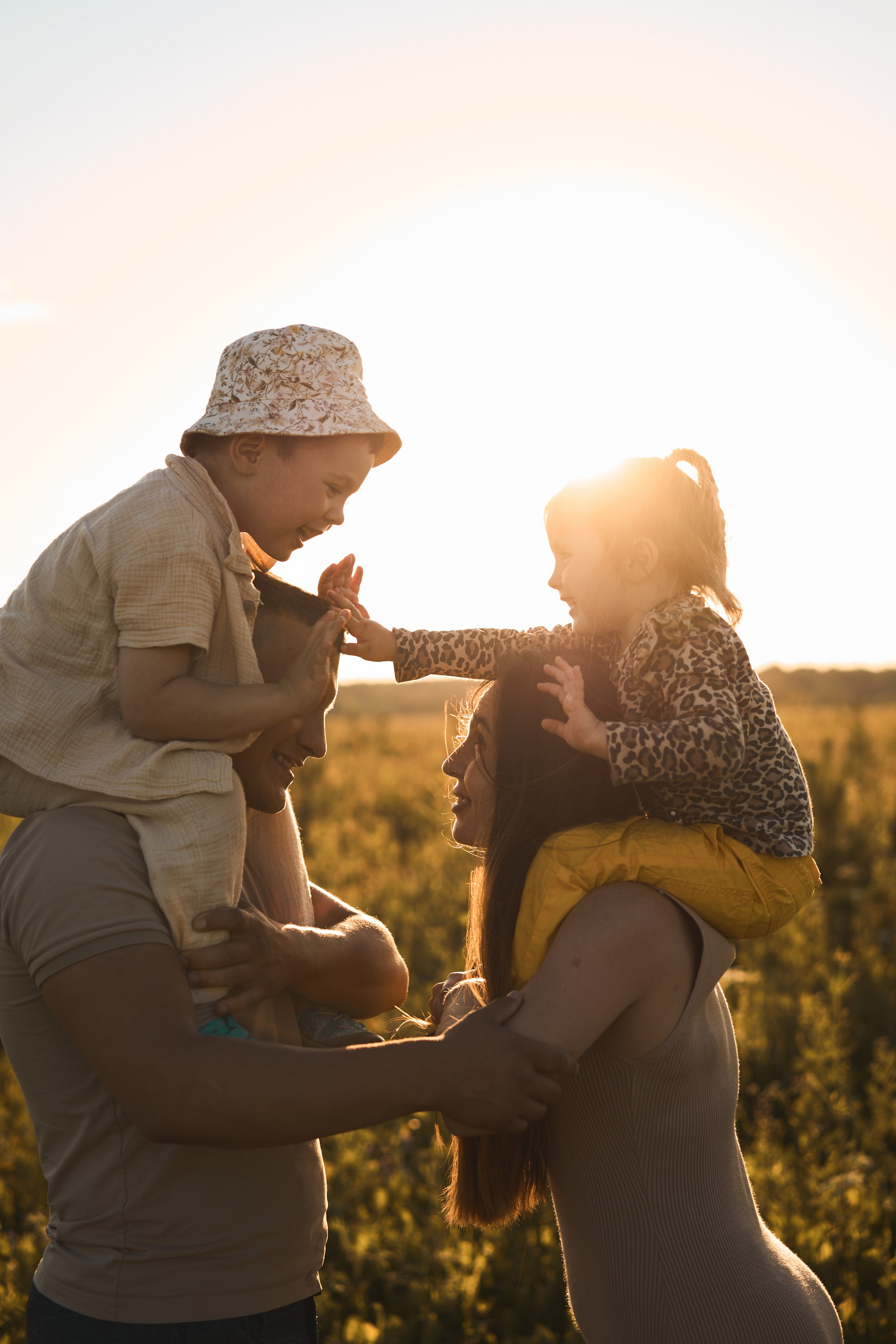 Семейная фотосессия на закате в поле😍. Фотограф Екатеринбург Кокшарова Александра