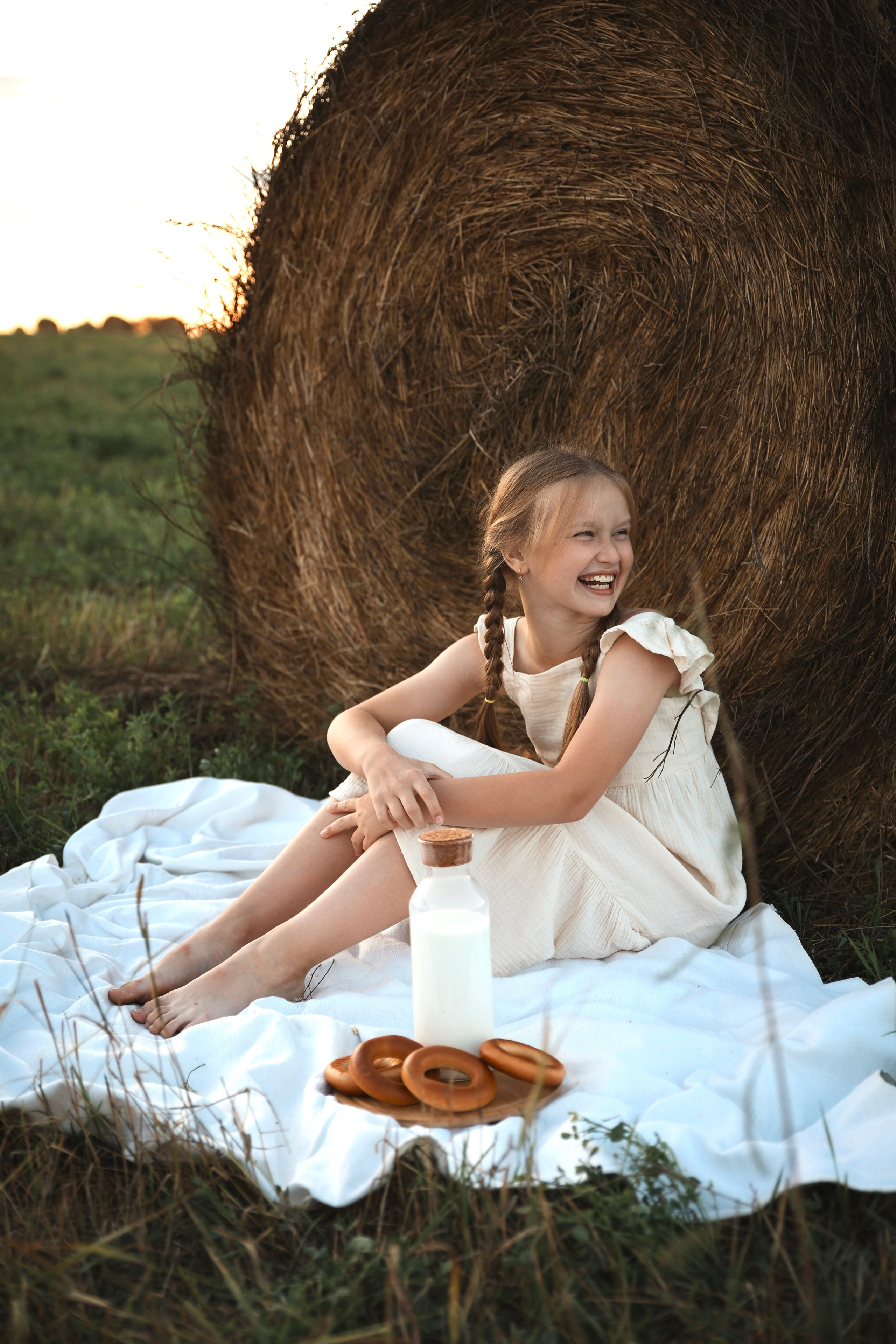 Фотосессия в поле летняя фотосессия в стогах. Фотограф Владимир Москва