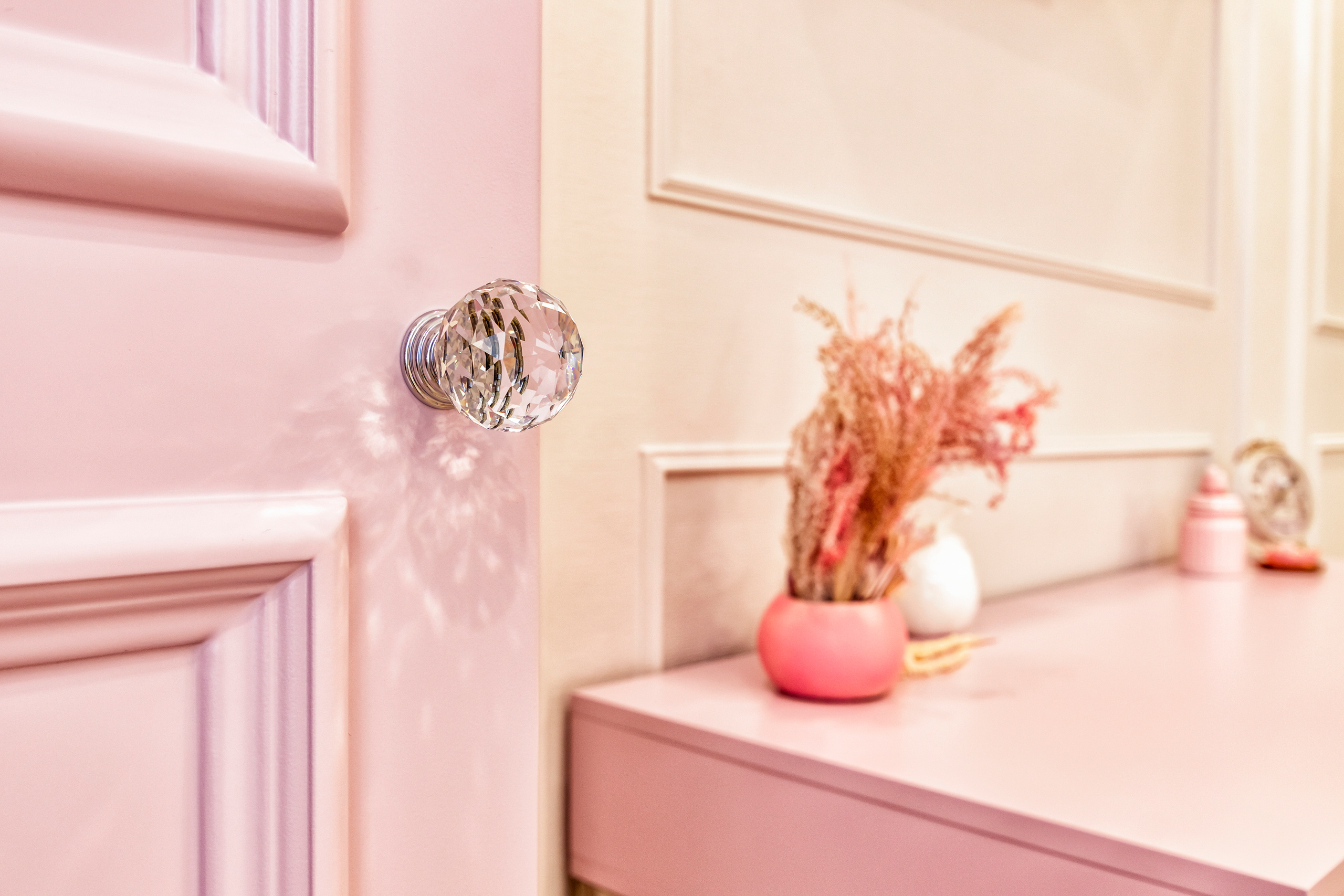 Фотосъёмка для мебельной мастерской Venerdi. Профессиональный фотограф в Астане