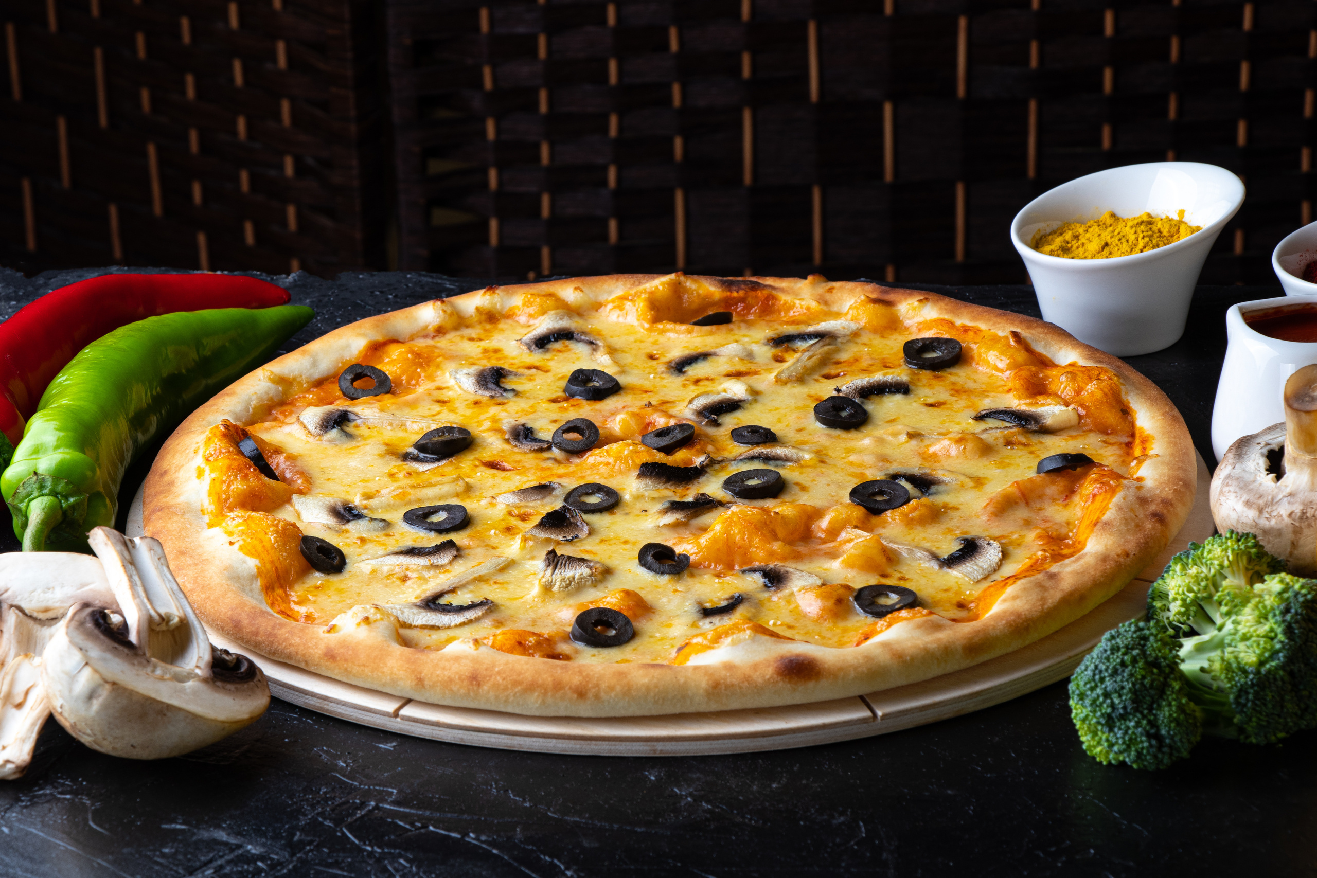 Рекламная фотосъёмка для PIZZA WOOPS. Профессиональный фотограф в Астане