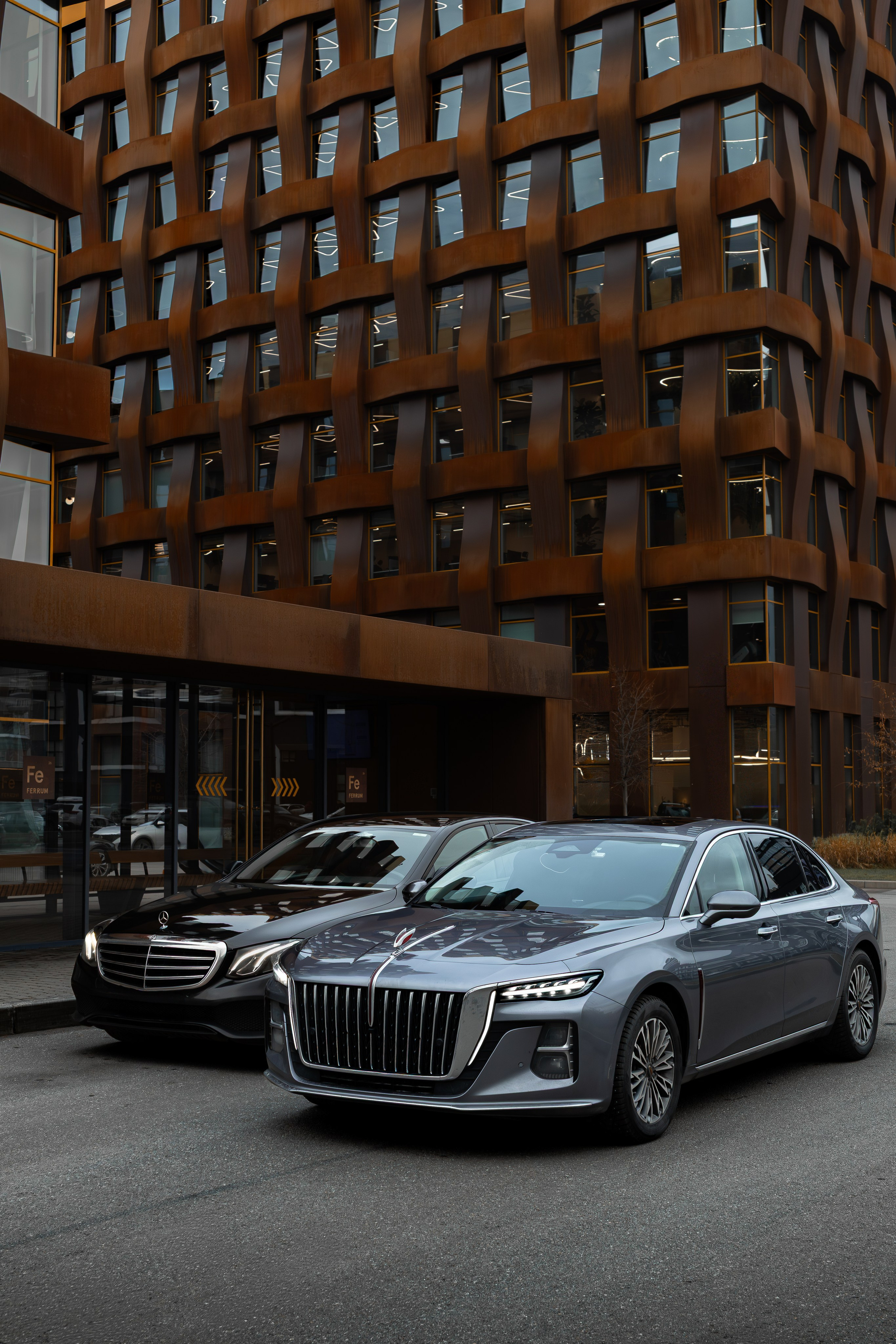 Mercedes & Hongqi. Photo-nk