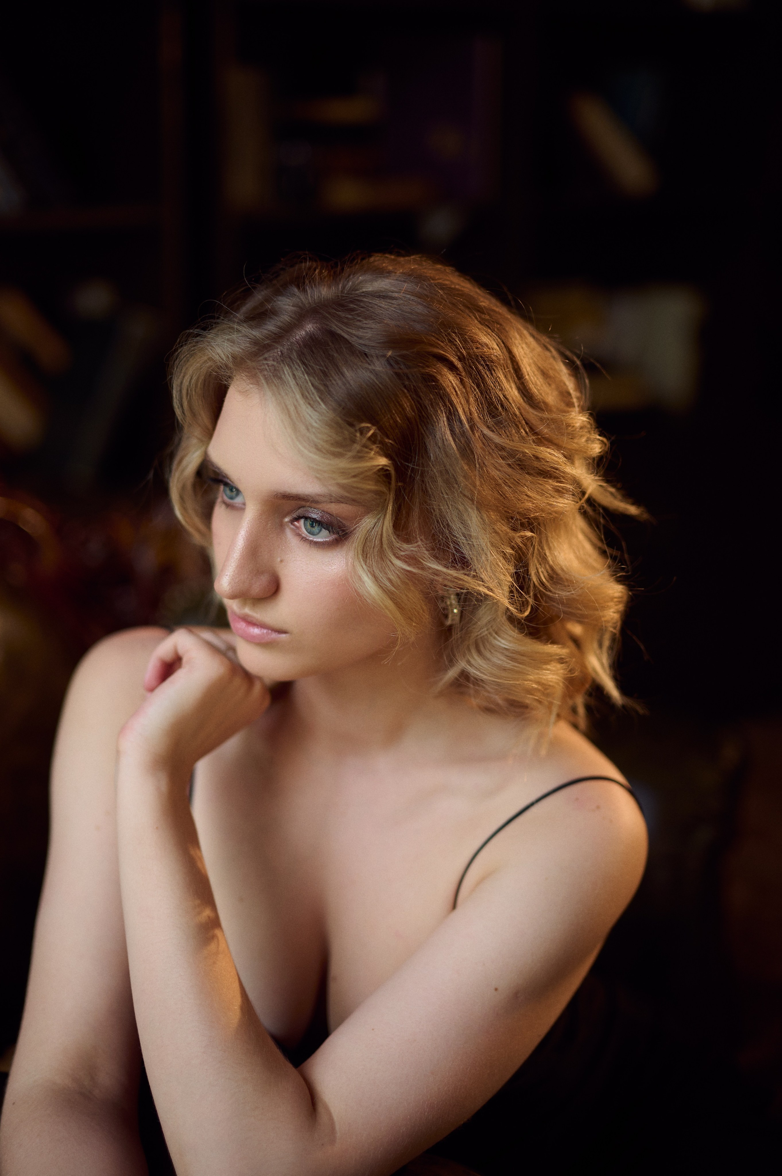 Индивидуальная женская фотосессия с искусственным светом