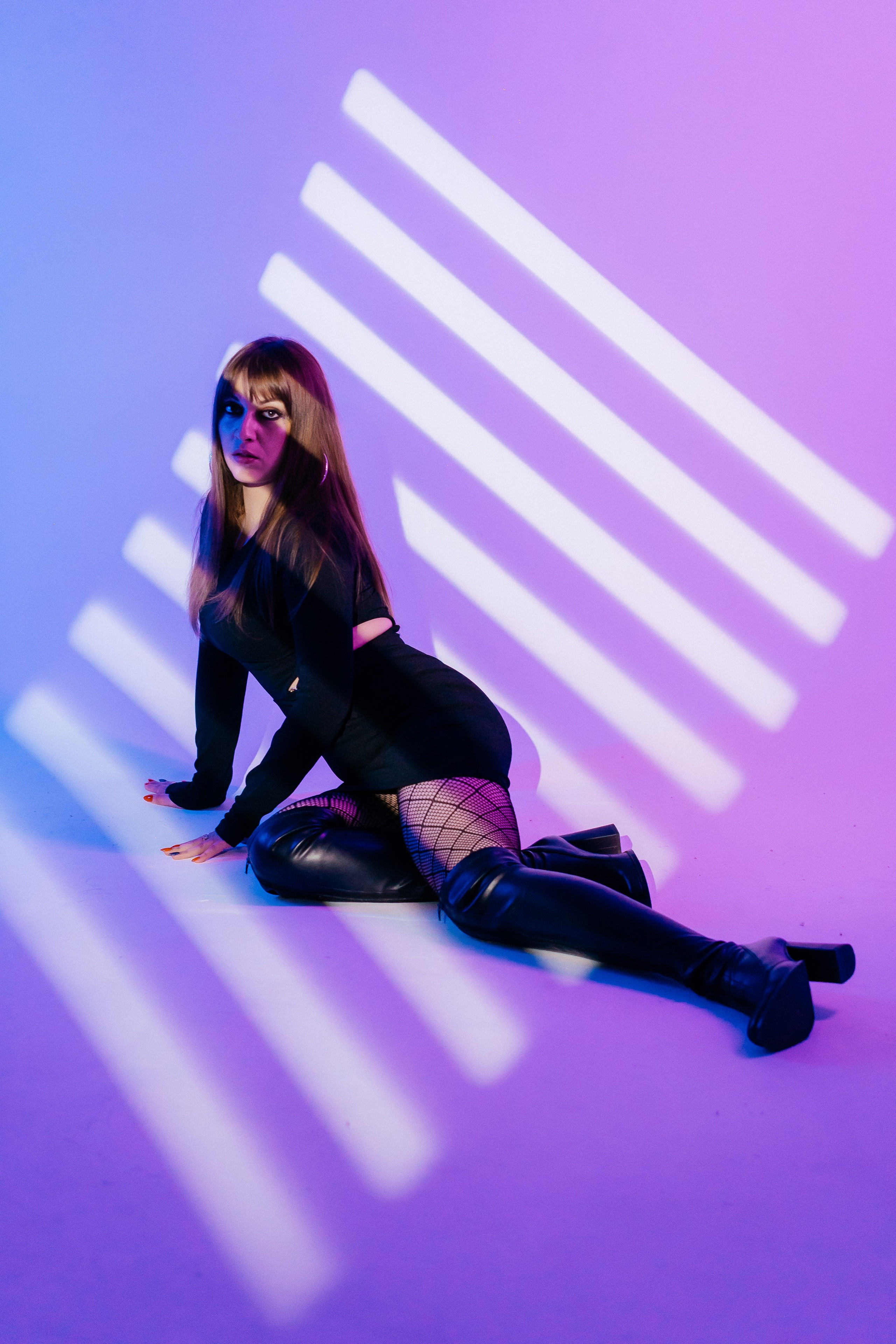 Фотосессия в неоновом свете в фотостудии. Фотограф и видеограф Смоленск | Студия Цезарь