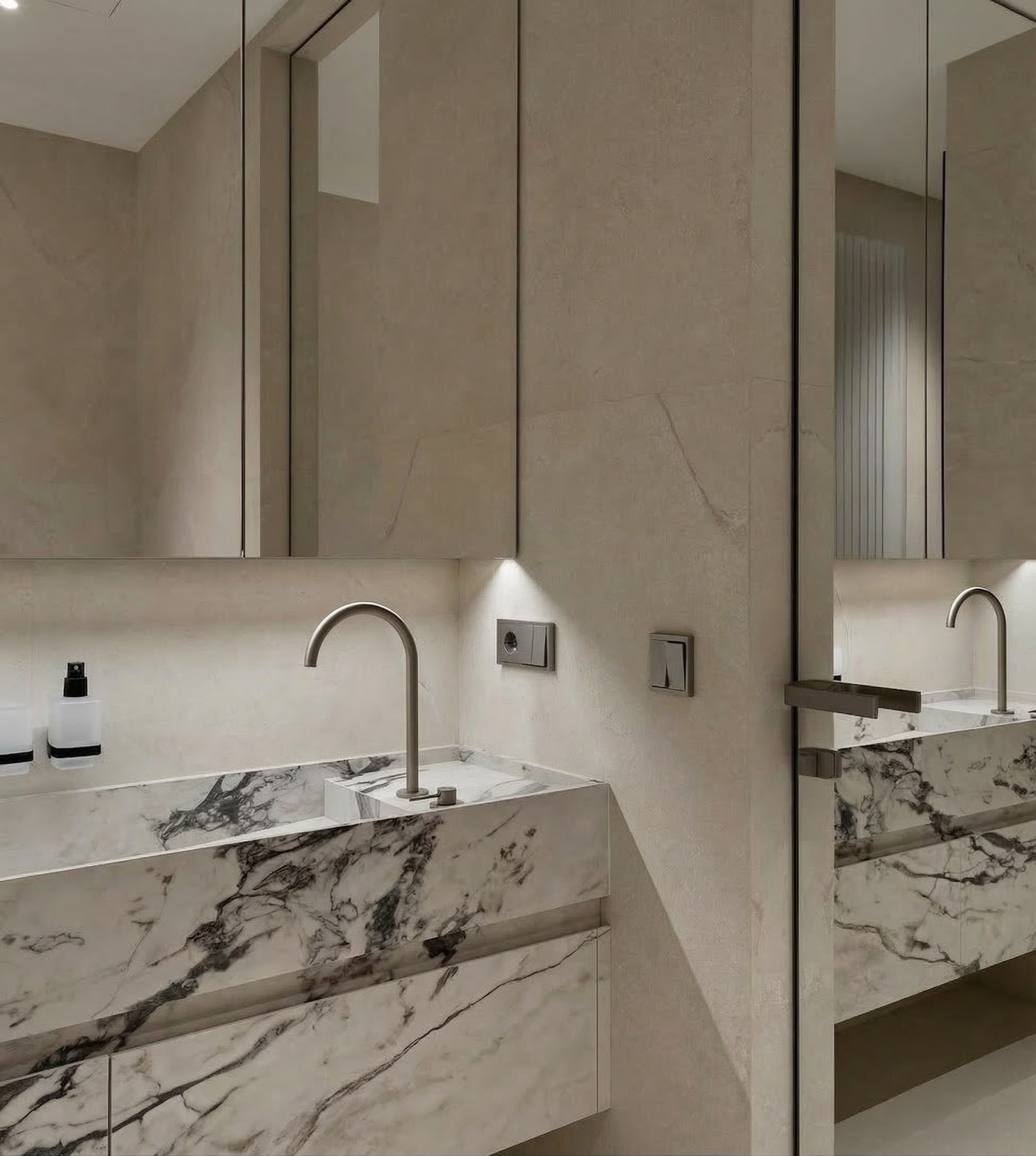 Деталь санузла в ЖК ONYX Deluxe: раковина из белого мрамора с активными прожилками, высокий хромированный смеситель и зеркальный шкаф с нижней подсветкой. Дизайн Валерии Котович.