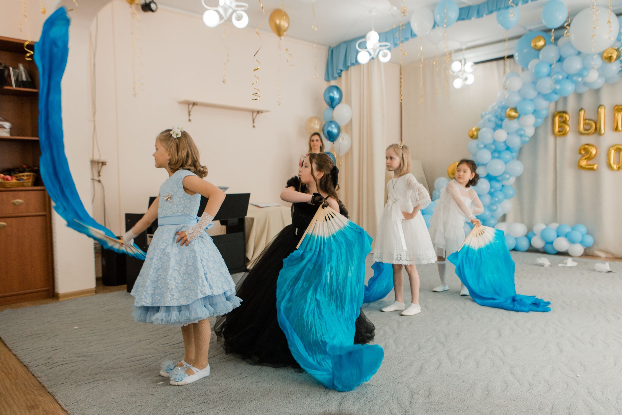 Фотосъемка выпускного в детском саду. Видеосъемка и фотосъемка свадеб. Фотограф и оператор на свадьбу. Видеосъемка подкастов, собственная видео-фотостудии. Предметная фотосъемка