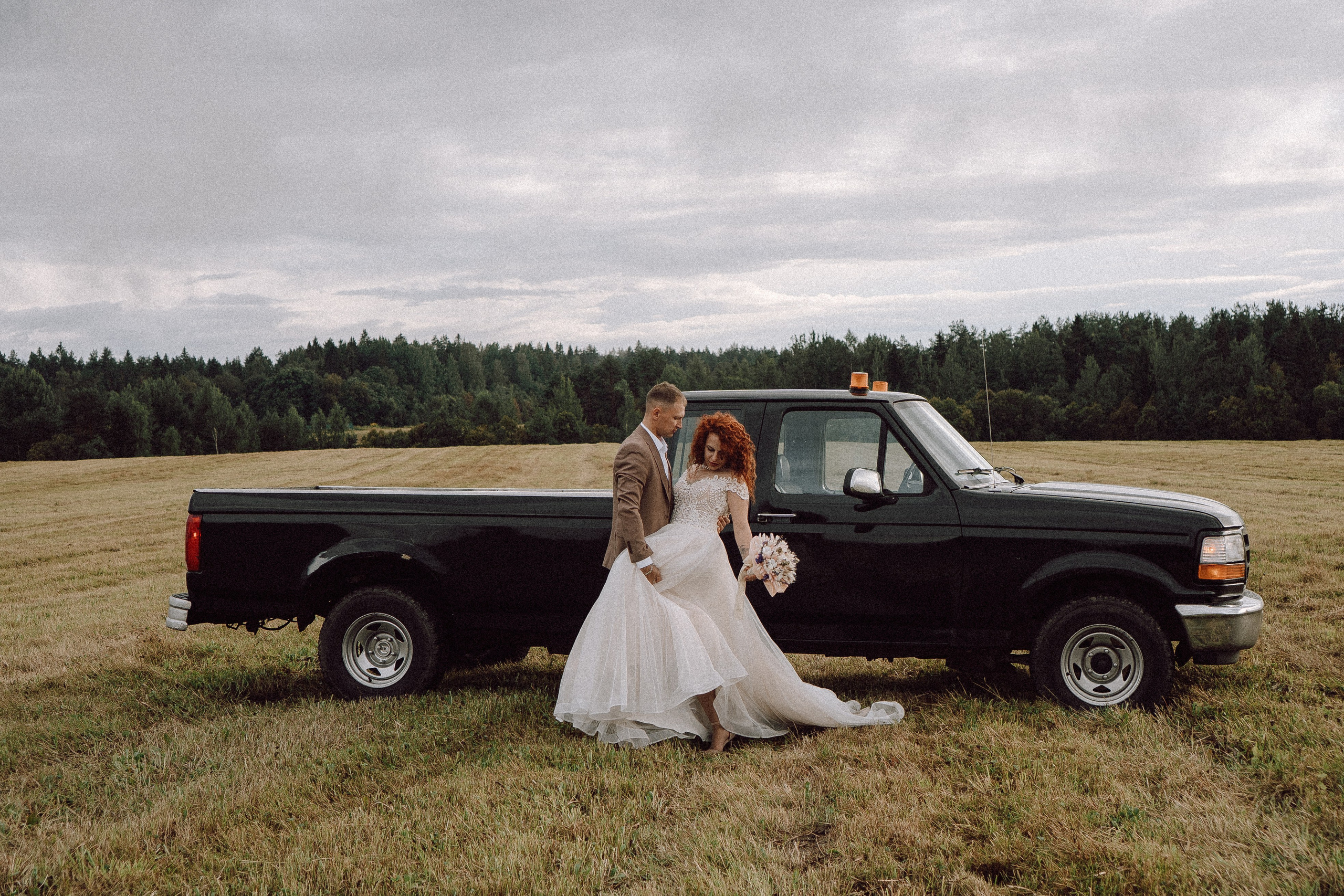 СВАДЕБНАЯ ФОТОСЕССИИЯ ПАРЫ В ГОРОДЕ ПРИОЗЕРСК В СОСНОВОМ ЛЕСУ И С ПИКАПОМ. Профессиональный фотограф, Санкт-Петербург — Виктория Богомолова