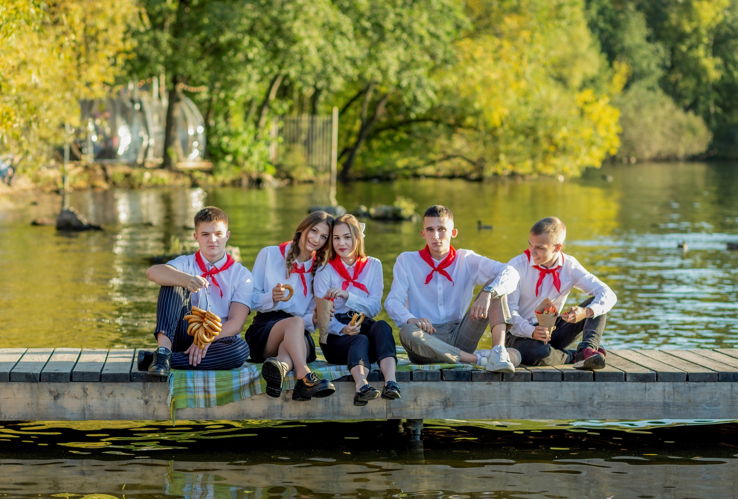 Пионеры в парке Дельфин — 11 класс школа 34. Выпускные альбомы Воронеж от Веры Соколовой