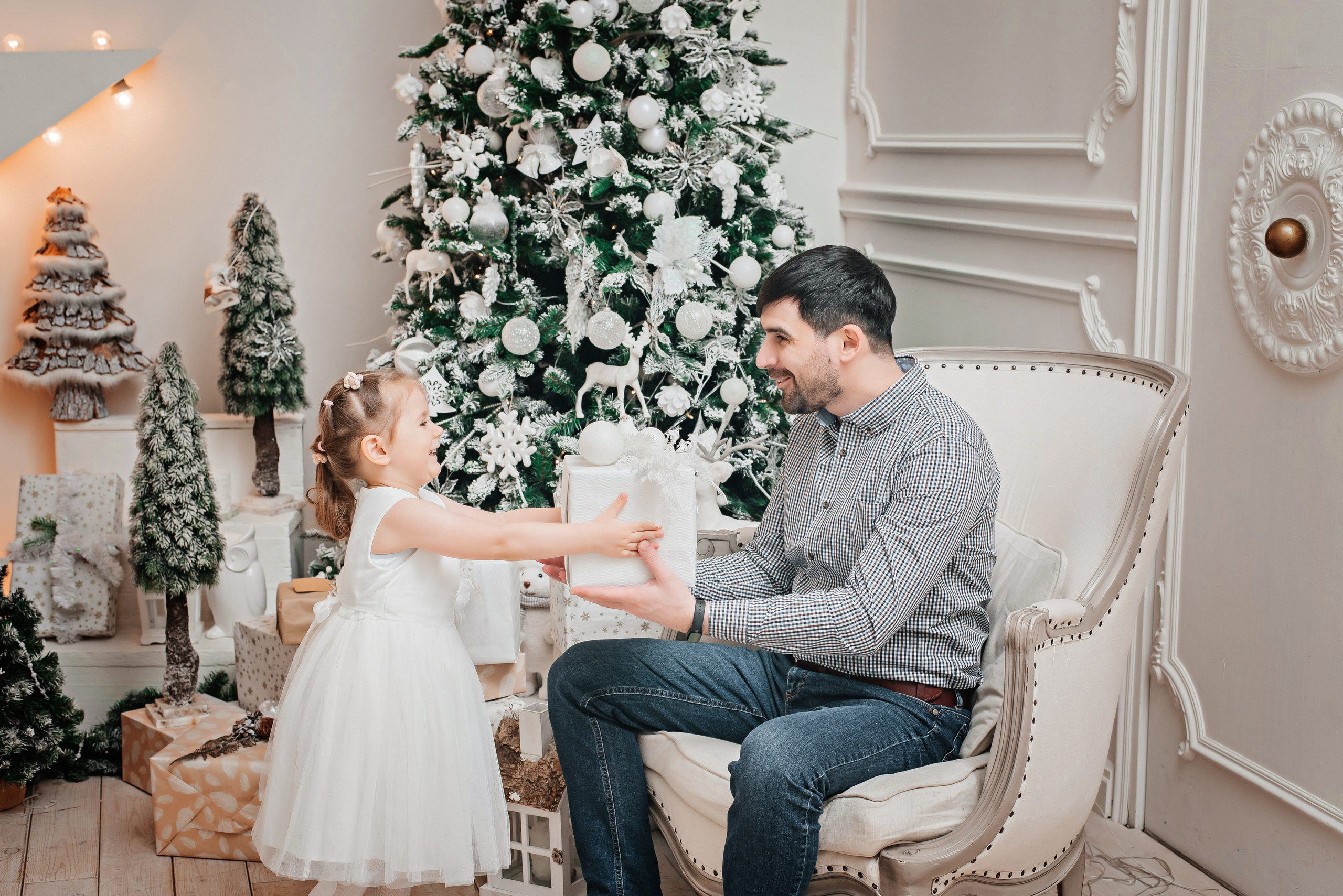 Катюша с семьей в студии. Детский и семейный фотограф выпускной альбом Приморско-Ахтарск