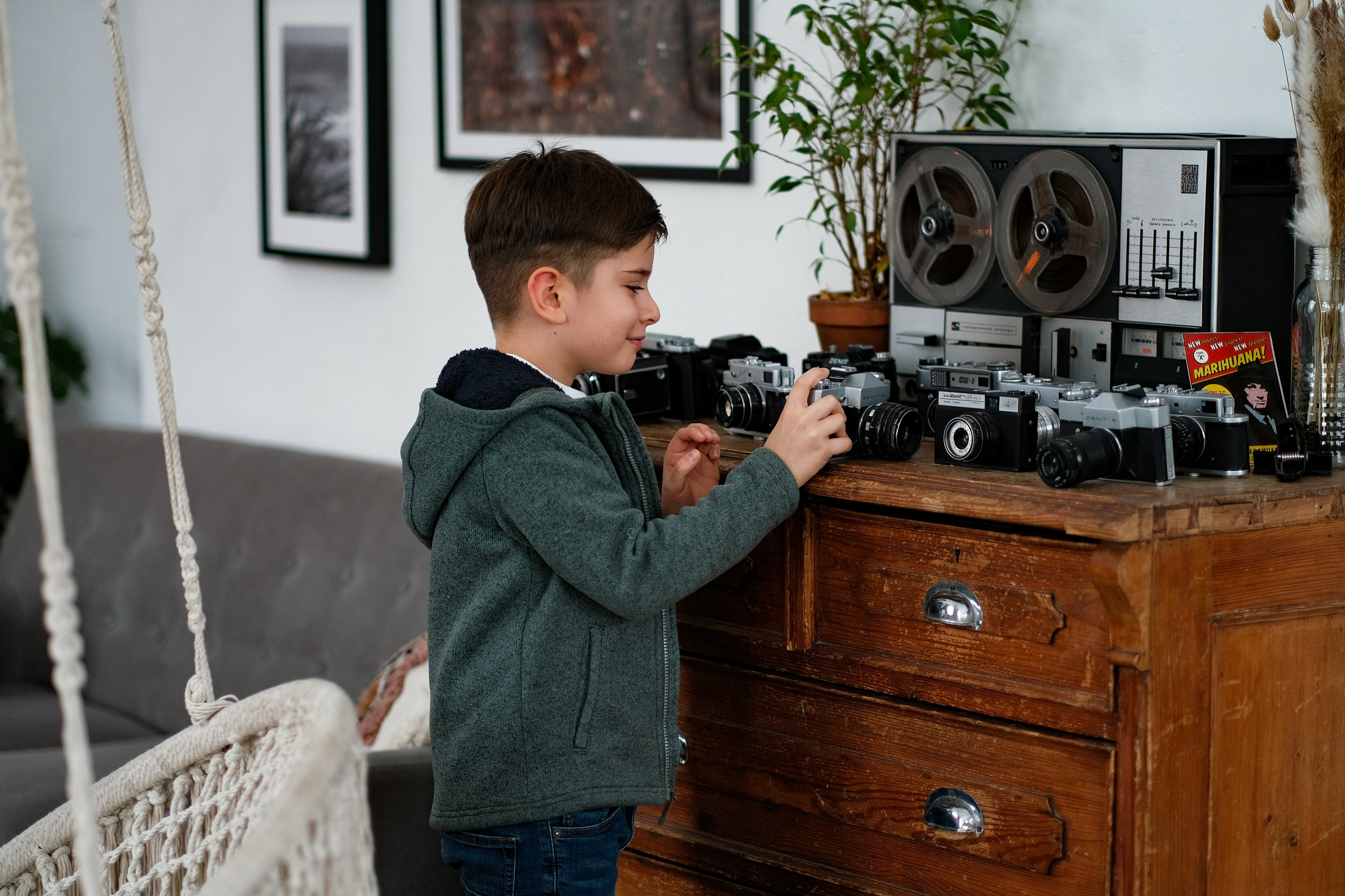 Мальчик выбирает фотоаппарат.