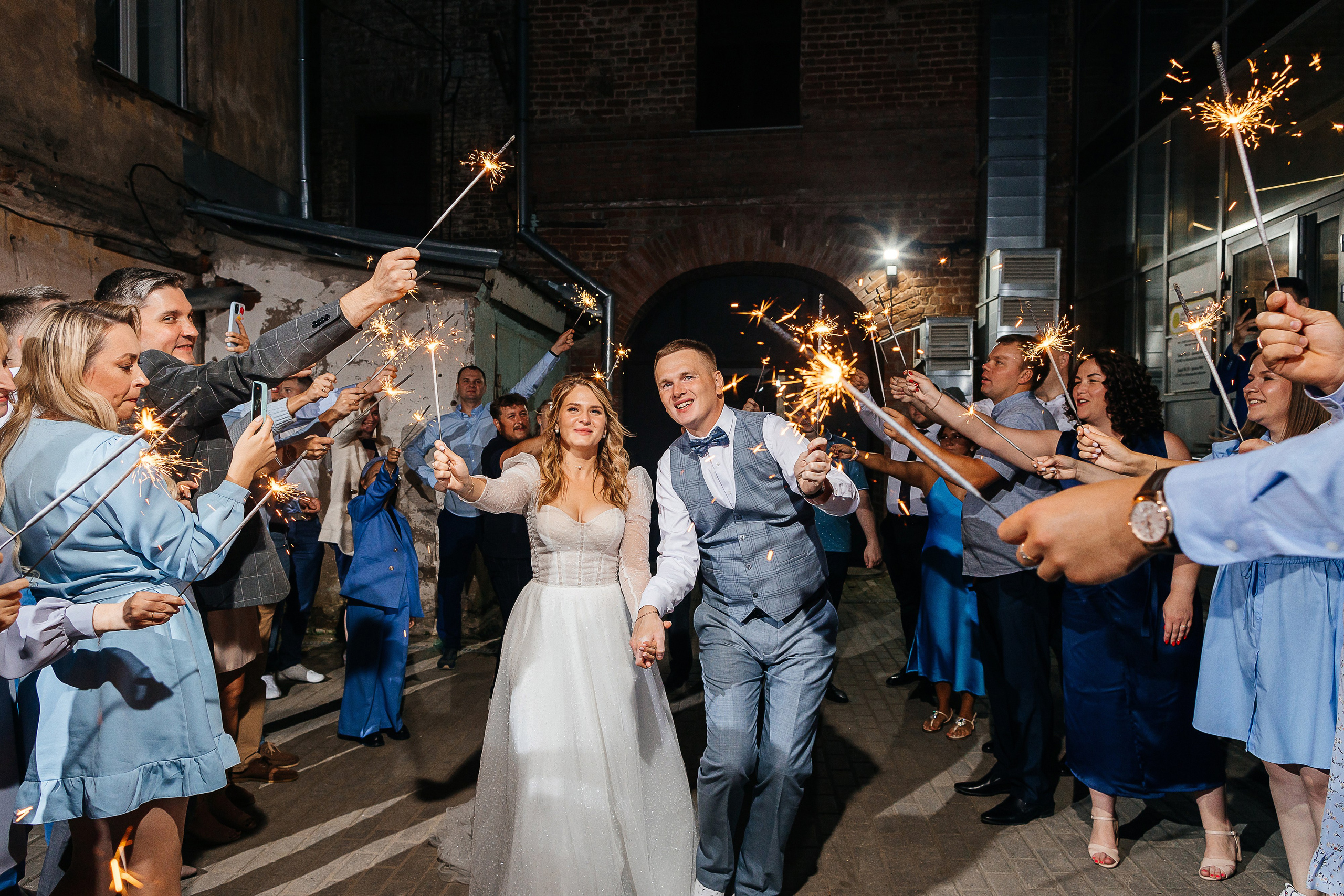 Трогательная выездная церемония в уютном дворике отеля. Олег Сверчков | Свадебный фотограф Вологда