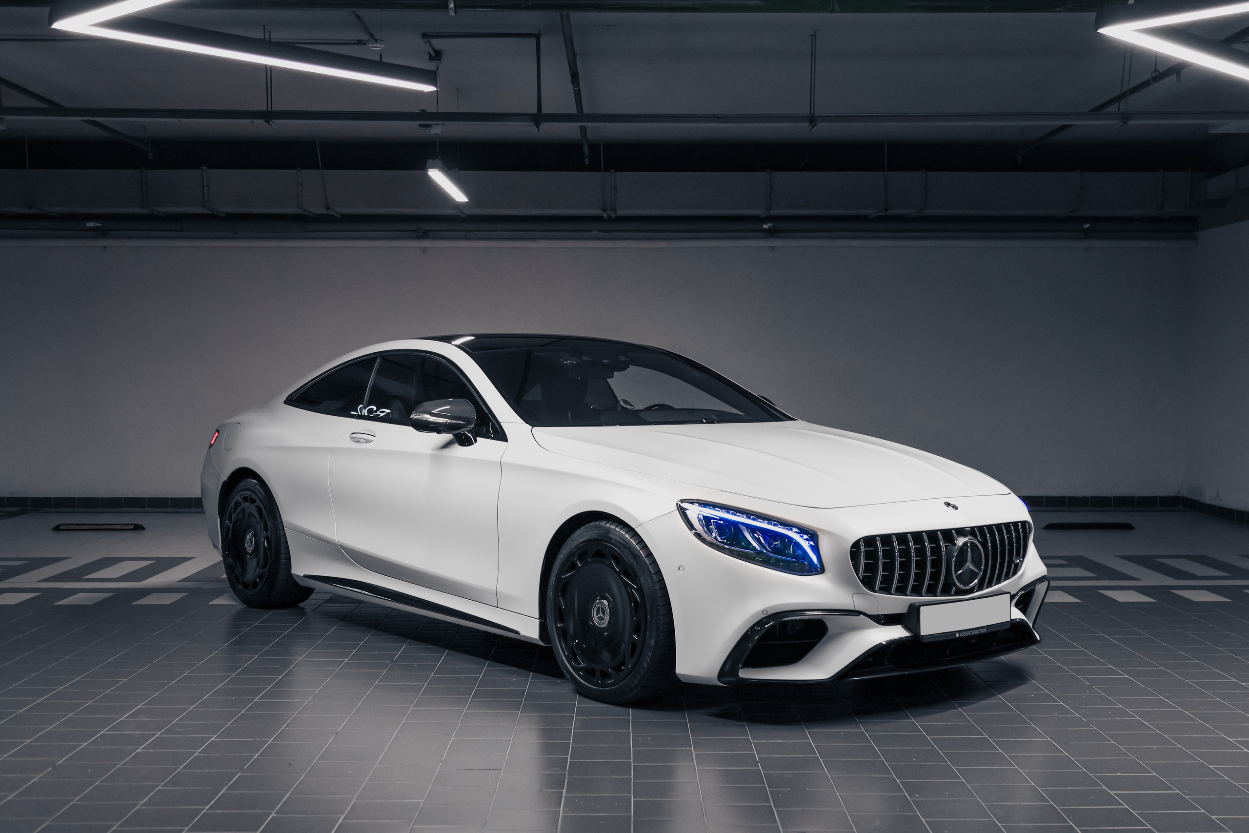 2020 MERCEDES BENZ S63 AMG WHITE ON BLACK $145,000 / 27,100 KM ODOMETER. Mixturecaptures