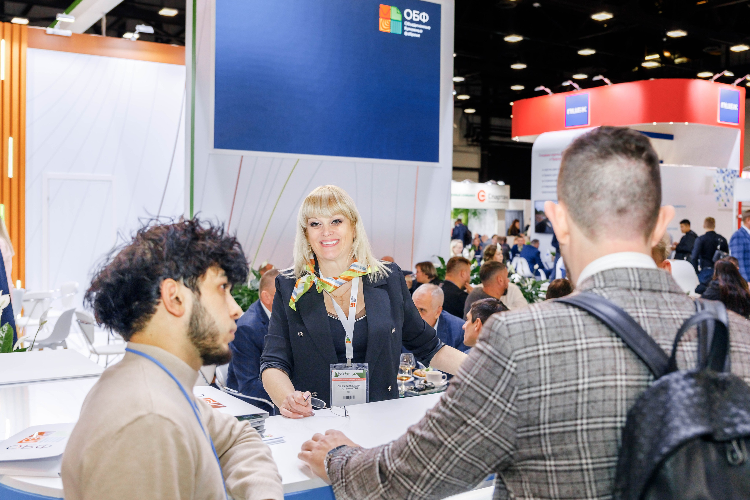 PulpFor, Работа стенда ОБФ (Объединенные бумажные фабрики). Репортажный фотограф в Москве Сергей Мирошников