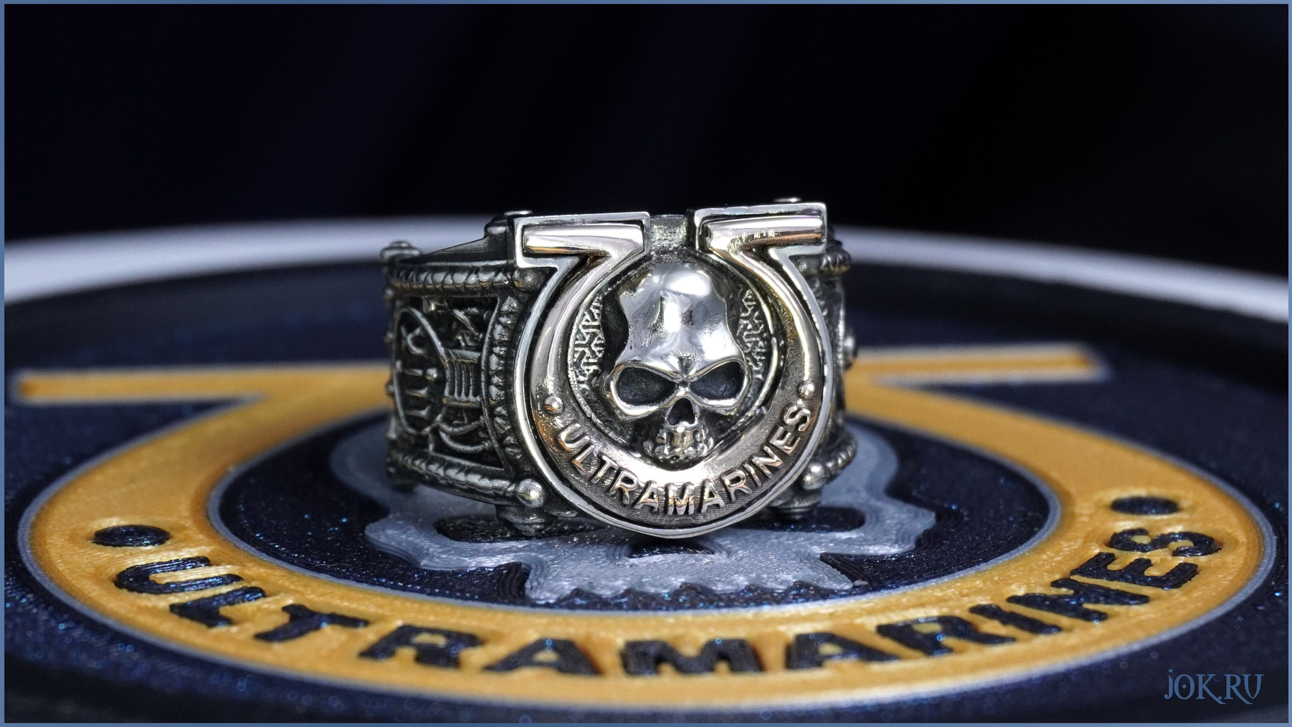  Крупный план кольца Ультрамарин Space Marine из аргентана, коллекционная атрибутика культа Warhammer 40000.