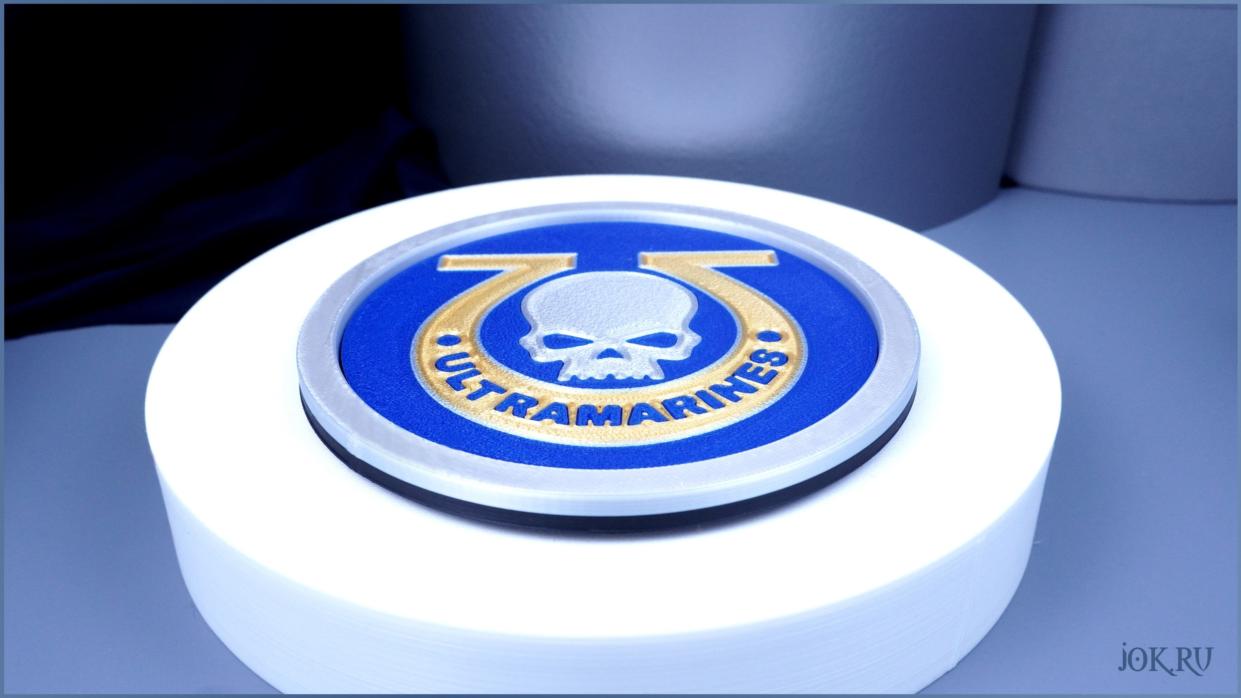 Настольный костер под стакан Ultramarines Вархаммер 40000 с объемным логотипом ордена от Joker-Studio.