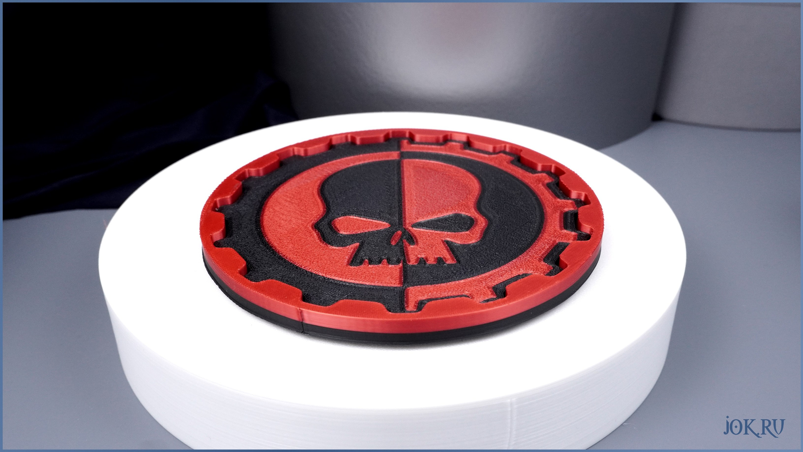 Красно-черная 3D подставка под кружку с рельефным знаком Адептус Механикус, сувениры Вархаммер от Джокер Студио.