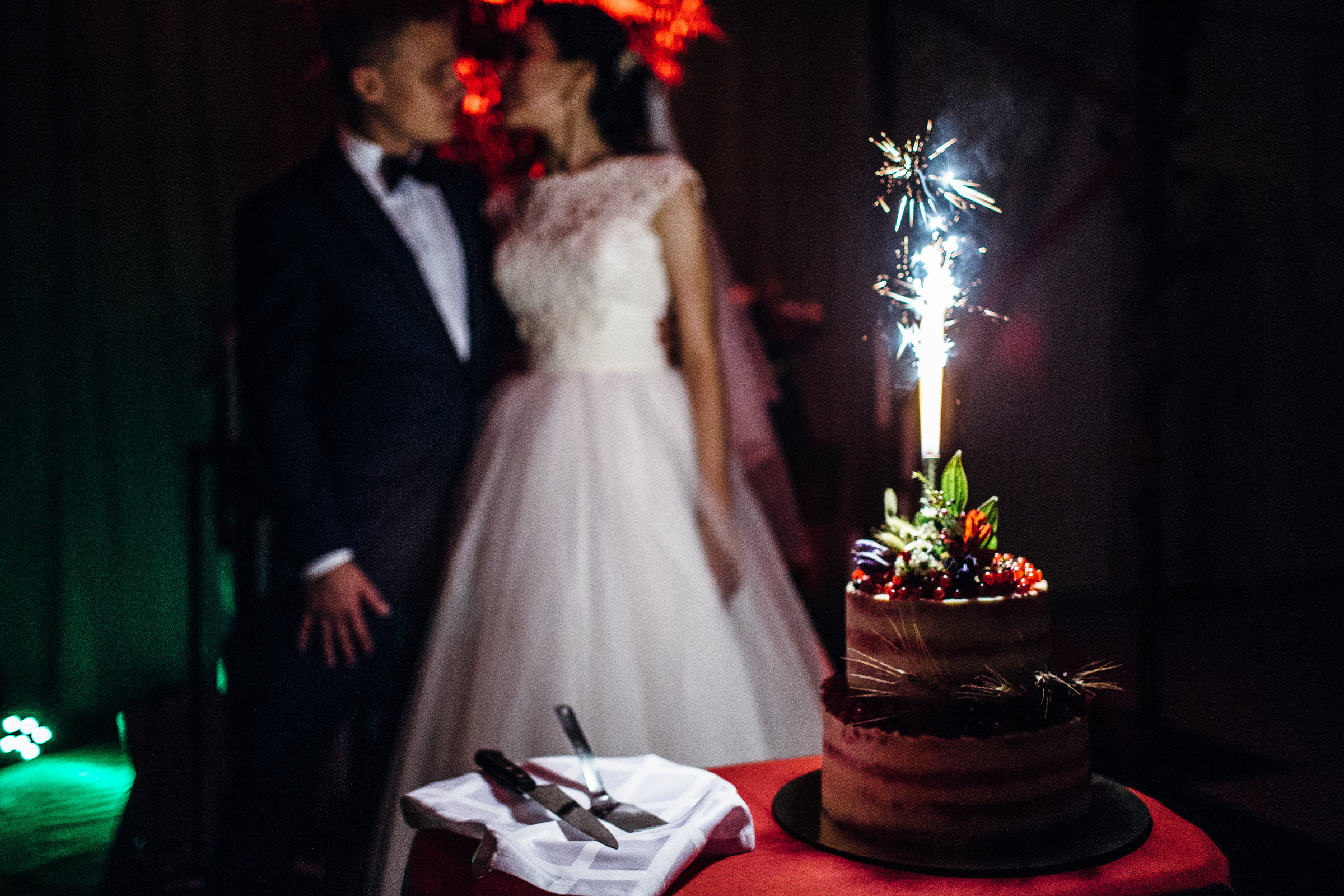 Жених и невеста и свадебный торт. 