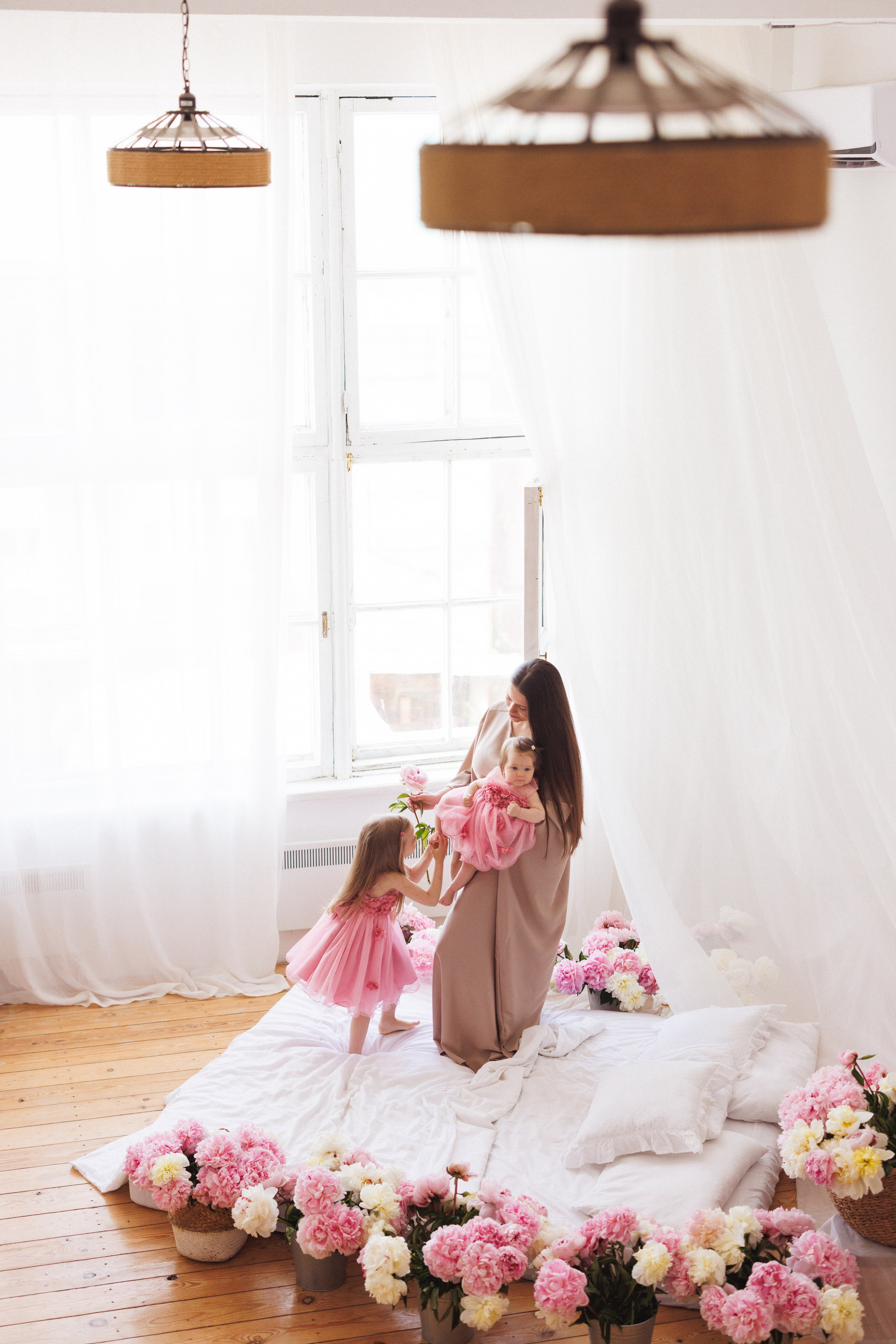 Фотосессия с живыми Пионами в фотостудии «Space JOBS». Семейный и детский фотограф в Краснодаре Анна Трашкова