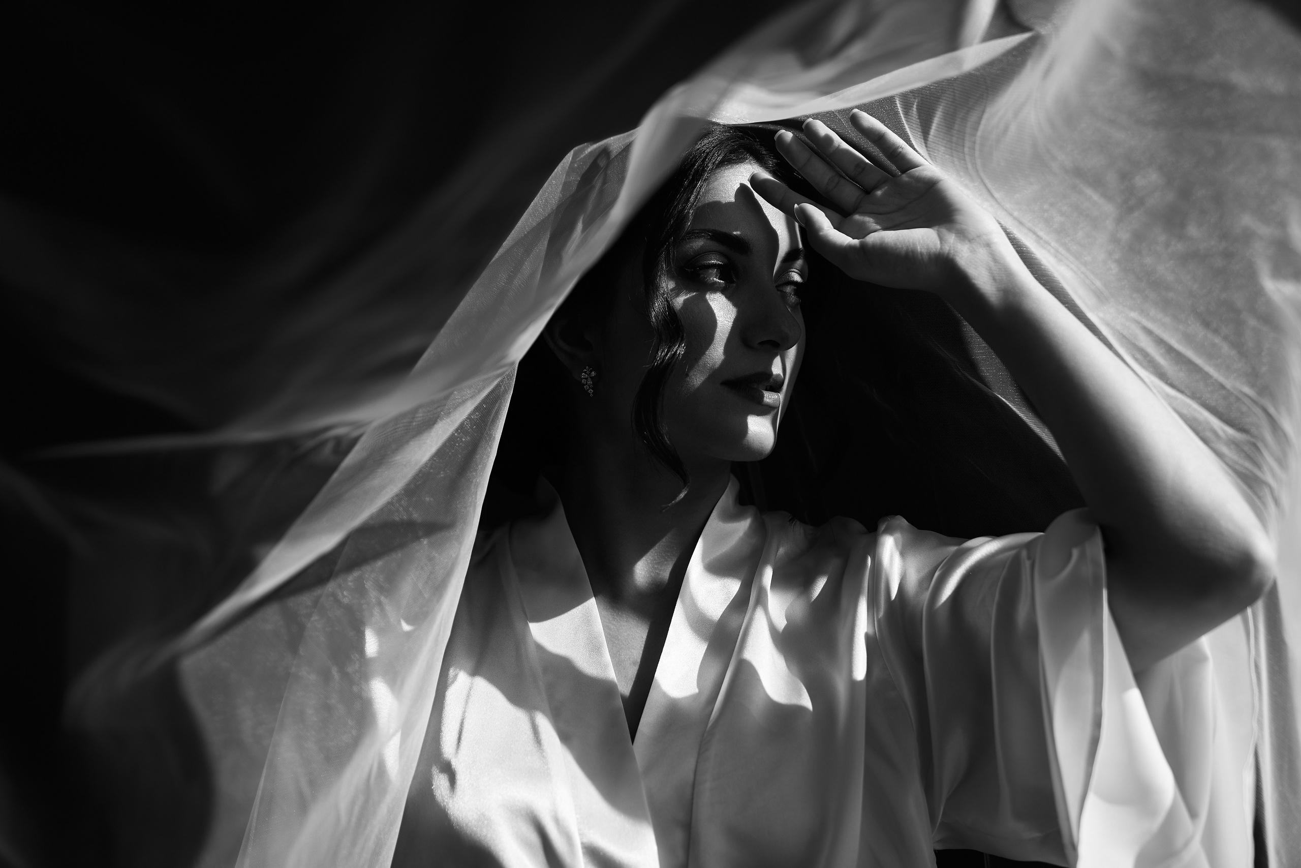 Невеста с фатой в лучах летнего солнца черно-белая фотография