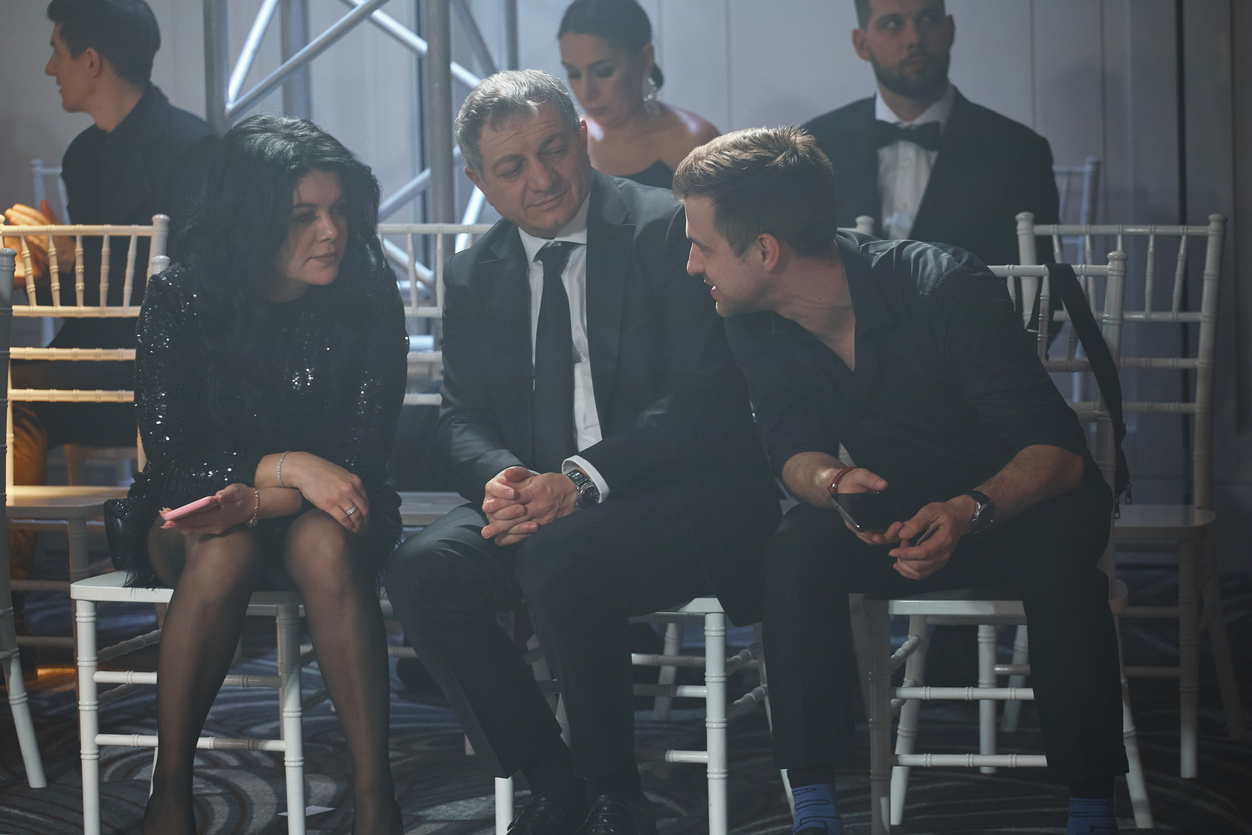 Гости мероприятия обсуждают происходящее