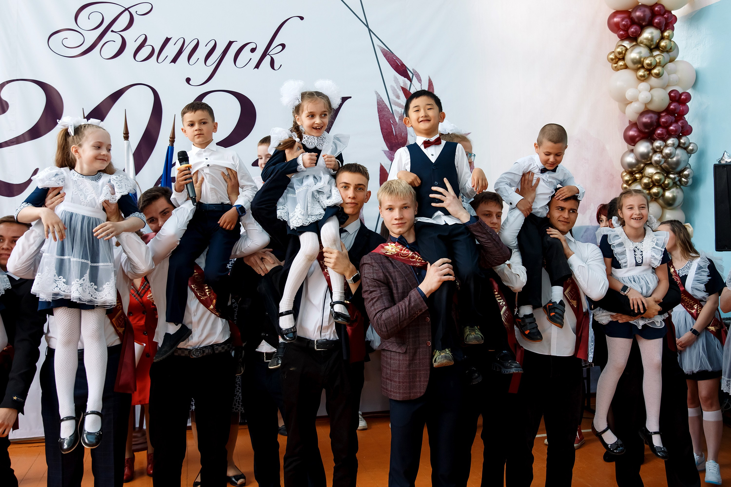 11 класс Последний звонок. Фотограф Любовь Корниенко, Примоский край