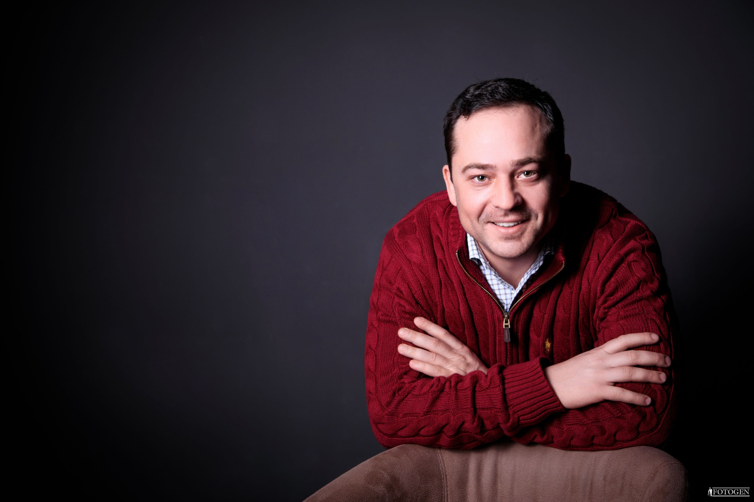 Профессиональная мужская фотосессия в Fotogen: Ваша история в кадре. Интерьерная фотостудия FOTOGEN г. Краснодар