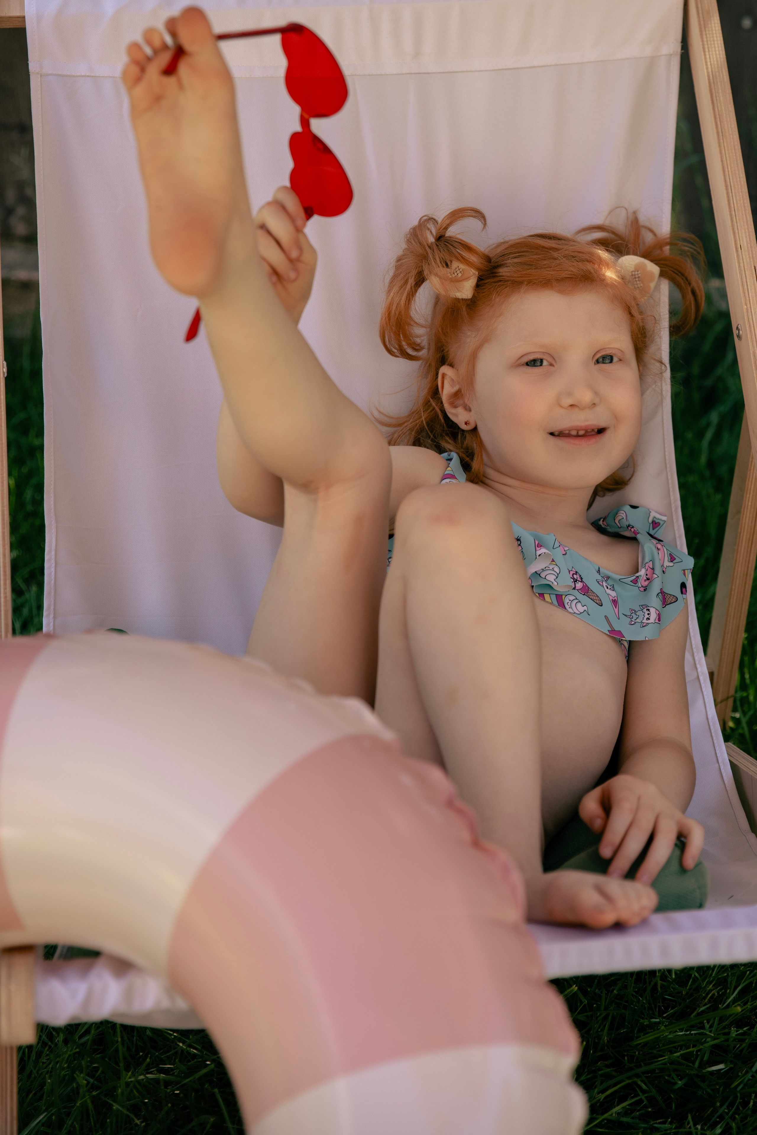 Летняя съемка девочки в саду, в бессейне, с шезлонгом, зонтиком и сахарной ватой. Фотограф новорожденных, детский фотограф  Москва.Семейная съемка Москва. Семенова Анна